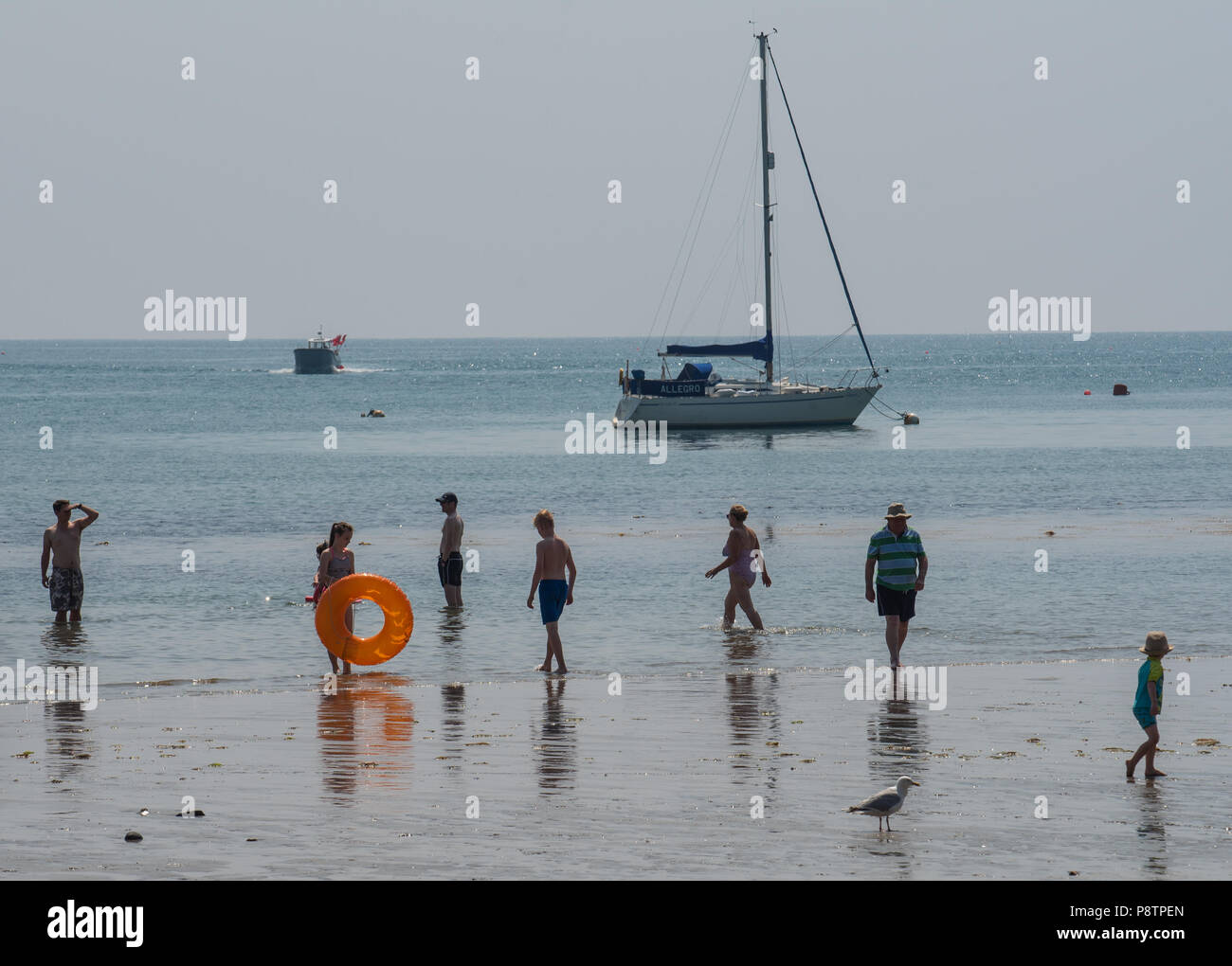 Lyme Regis, Dorset, Großbritannien. 13. Juli 2018. UK Wetter. Einen anderen Tag der glühend heiße Sonne und blauem Himmel in der Küstenstadt Lyme Regis. Besucher und Einheimische genießen Sie den warmen Sonnenschein vor der beschäftigten Wochenende, als Sonnenanbeter scharen sich um den Strand wieder als die Hitzewelle wird in einem anderen glorreichen Wochenende fortzusetzen. Credit: DWR/Alamy leben Nachrichten Stockfoto