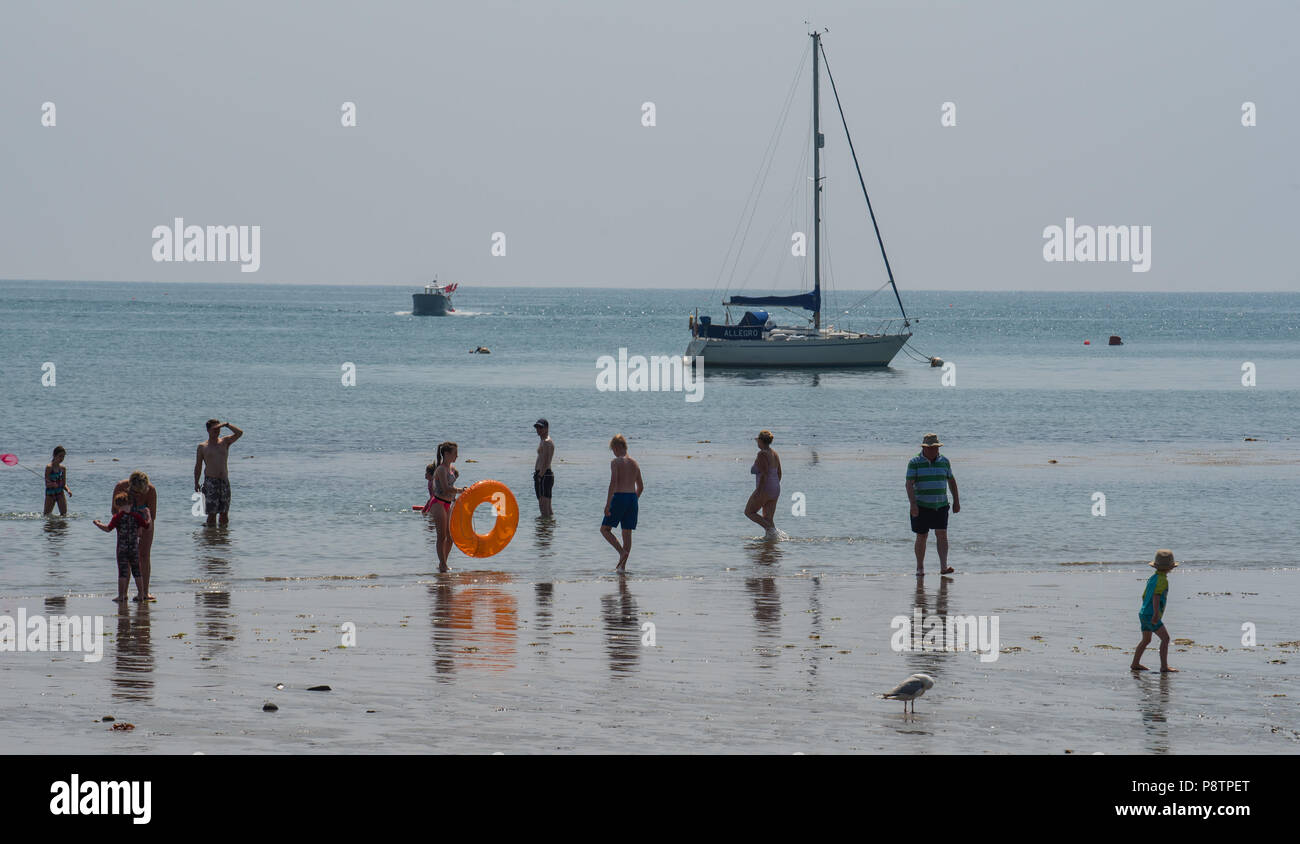 Lyme Regis, Dorset, Großbritannien. 13. Juli 2018. UK Wetter. Einen anderen Tag der glühend heiße Sonne und blauem Himmel in der Küstenstadt Lyme Regis. Besucher und Einheimische genießen Sie den warmen Sonnenschein vor der beschäftigten Wochenende, als Sonnenanbeter scharen sich um den Strand wieder als die Hitzewelle wird in einem anderen glorreichen Wochenende fortzusetzen. Credit: DWR/Alamy leben Nachrichten Stockfoto
