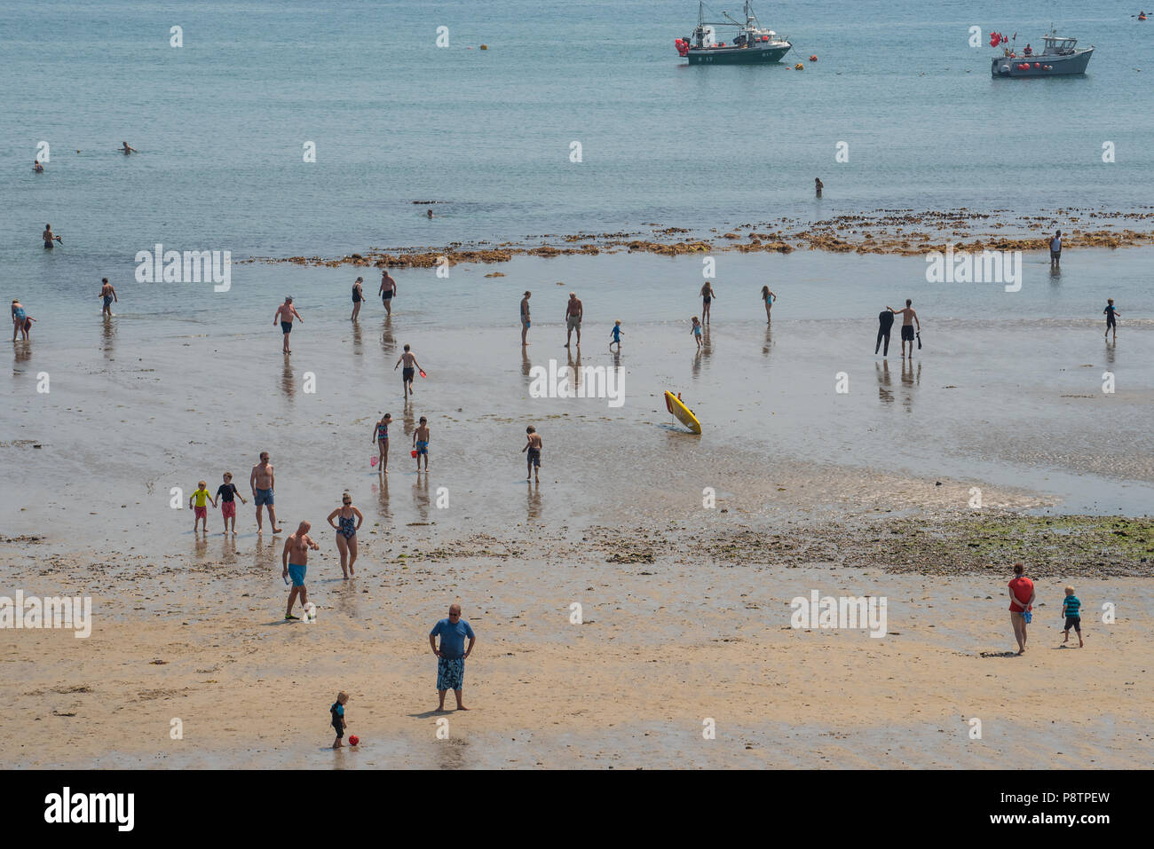 Lyme Regis, Dorset, Großbritannien. 13. Juli 2018. UK Wetter. Einen anderen Tag der glühend heiße Sonne und blauem Himmel in der Küstenstadt Lyme Regis. Besucher und Einheimische genießen Sie den warmen Sonnenschein vor der beschäftigten Wochenende, als Sonnenanbeter scharen sich um den Strand wieder als die Hitzewelle wird in einem anderen glorreichen Wochenende fortzusetzen. Credit: DWR/Alamy leben Nachrichten Stockfoto