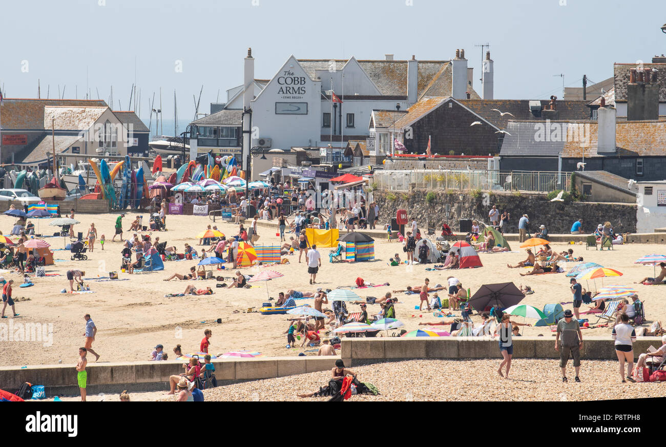 Lyme Regis, Dorset, Großbritannien. 13. Juli 2018. UK Wetter. Einen anderen Tag der glühend heiße Sonne und blauem Himmel in der Küstenstadt Lyme Regis. Besucher und Einheimische genießen Sie den warmen Sonnenschein vor der beschäftigten Wochenende, als Sonnenanbeter scharen sich um den Strand wieder als die Hitzewelle wird in einem anderen glorreichen Wochenende fortzusetzen. Credit: DWR/Alamy leben Nachrichten Stockfoto