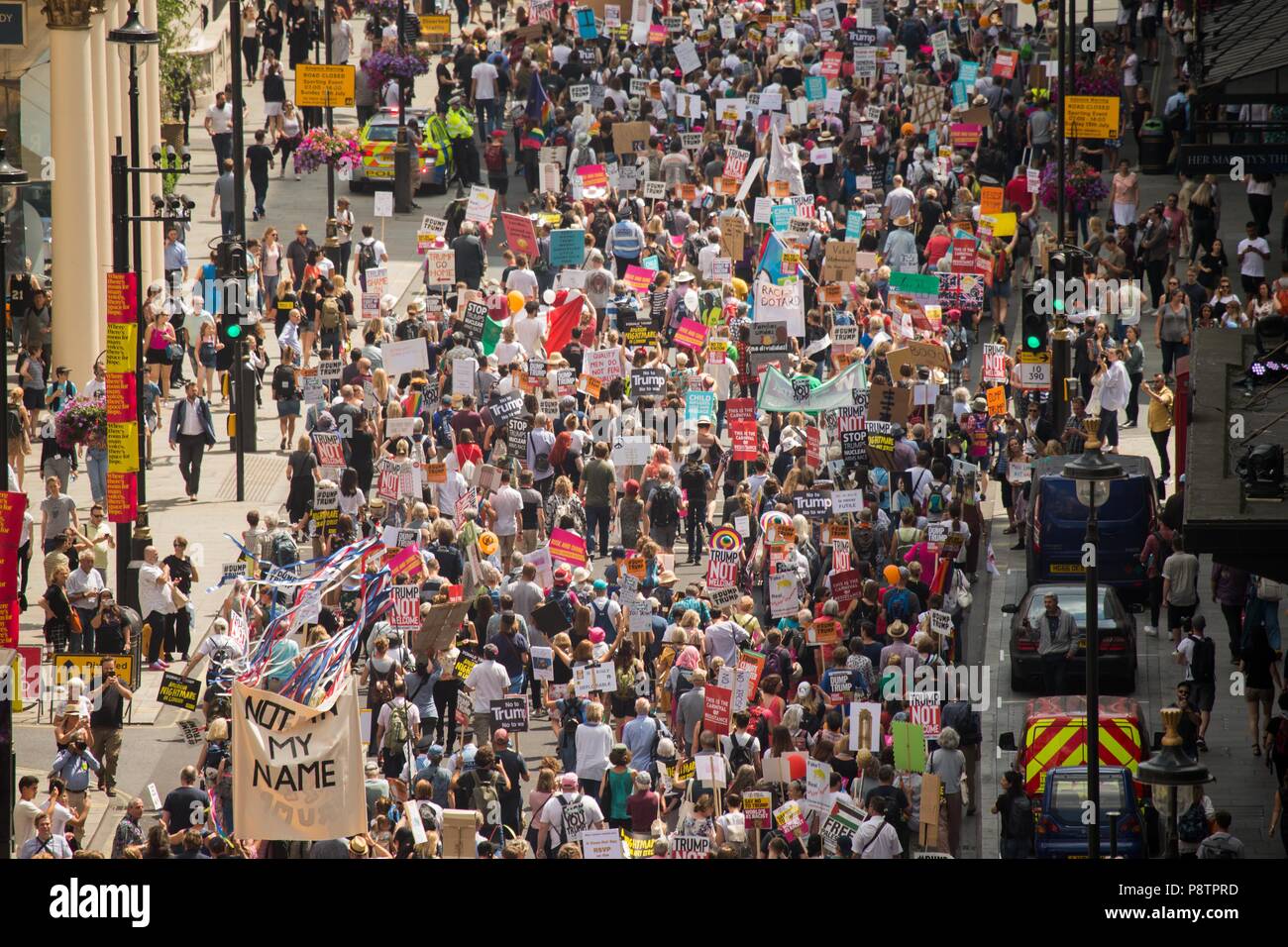 Central London. Vereinigtes Königreich. 13. Juli 2018. Tausende protestieren gegen Donald Trump Großbritannien besuchen. Credit: Sebastian Remme/Alamy leben Nachrichten Stockfoto