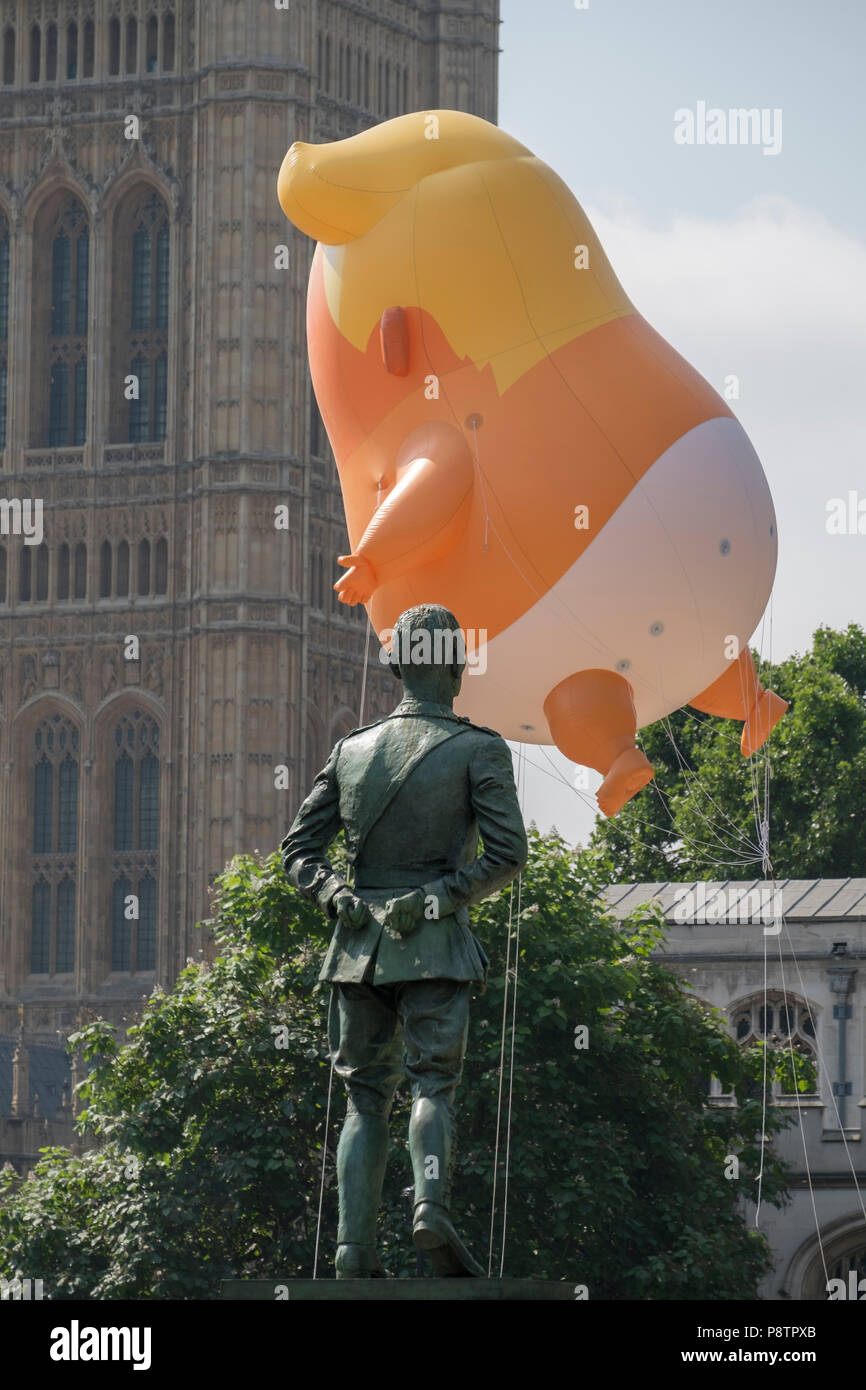 Parliament Square, London, UK. 13. Juli, 2018. Anti-Trump Demonstrationen in London Kick off mit der Erhöhung einer orange Trumpf blimp trug eine Windel und halten ein Handy als der US-Präsident besucht Großbritannien. Credit: Malcolm Park/Alamy Leben Nachrichten. Stockfoto