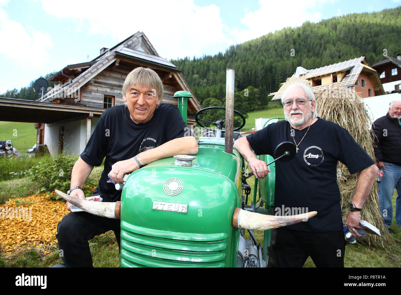 13. Juli 2018, Österreich, Bad Kleinkirchheim: Die Sänger Bernd (L) und Karl-Heinz Ulrich aus der deutschen Musik Gruppe 'Die Amigos" bei einem Künstler Versammlung an der ORF-Sendung "Wenn die Musi spielt" (Lit., wenn die Musik gespielt wird). Die open air Veranstaltung wird live auf ORF und MDR am 14. Juli 2018. Foto: Bodo Schackow/dpa Stockfoto