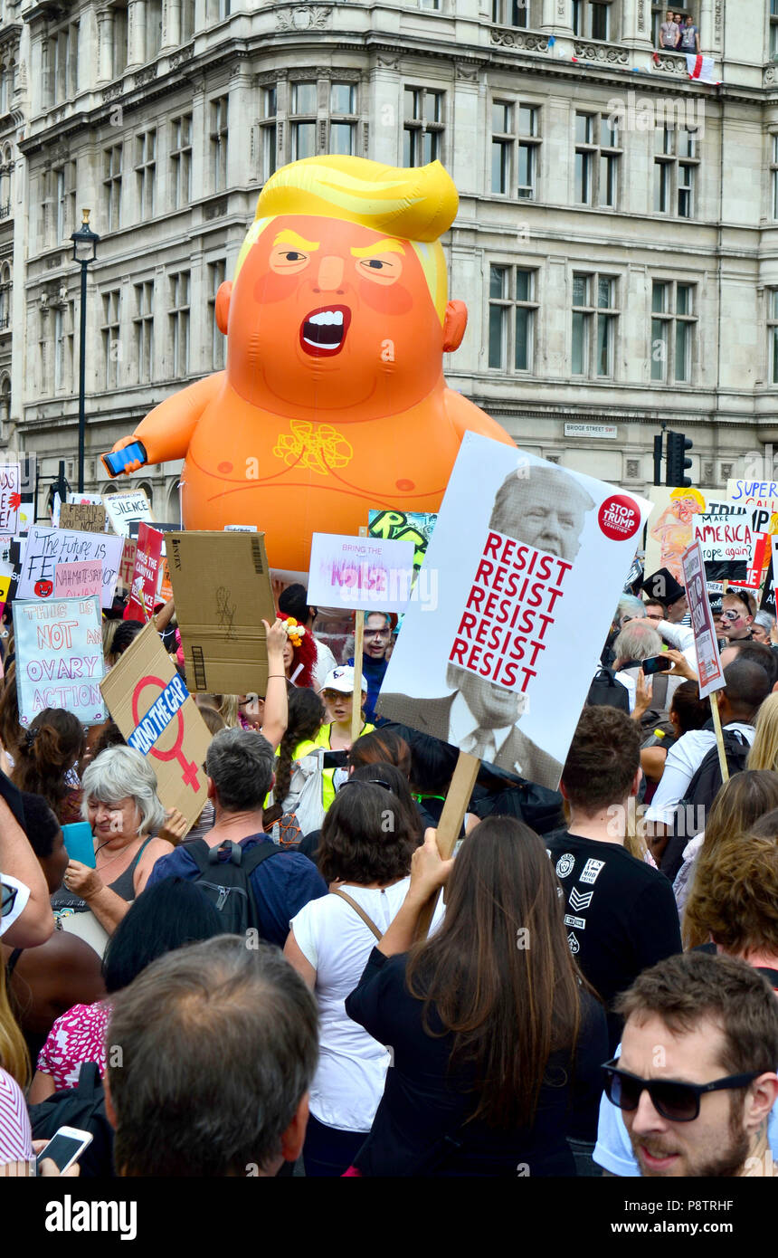 London, 13. Juli. Tausende von Portland Place, dem Parlament Platz gegen Präsident Donald Trump Besuch der UK Credit: PjrFoto/Alamy Leben Nachrichten zu protestieren Stockfoto