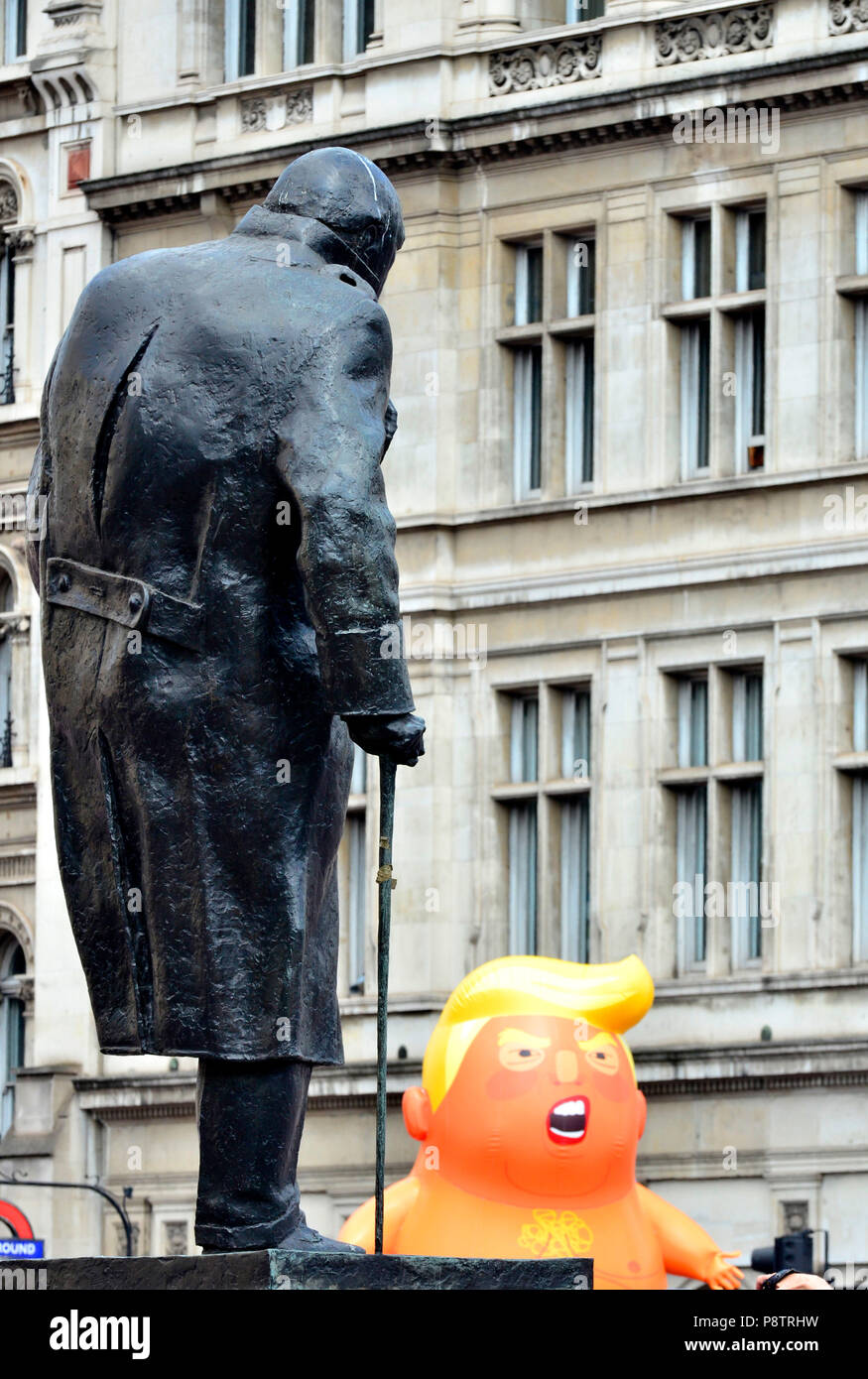 London, 13. Juli. Tausende von Portland Place, dem Parlament Platz gegen Präsident Donald Trump Besuch in Großbritannien zu protestieren. Das Baby Trump Ballon übergibt die Statue von seinem Helden Churchill Credit: PjrFoto/Alamy leben Nachrichten Stockfoto