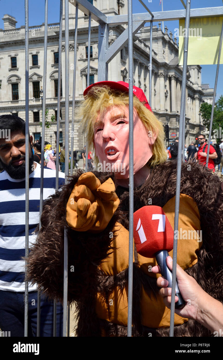 London, 13. Juli. Tausende von Portland Place, dem Parlament Platz gegen Präsident Donald Trump Besuch in Großbritannien zu protestieren. Trump in einem Käfig Credit: PjrFoto/Alamy leben Nachrichten Stockfoto