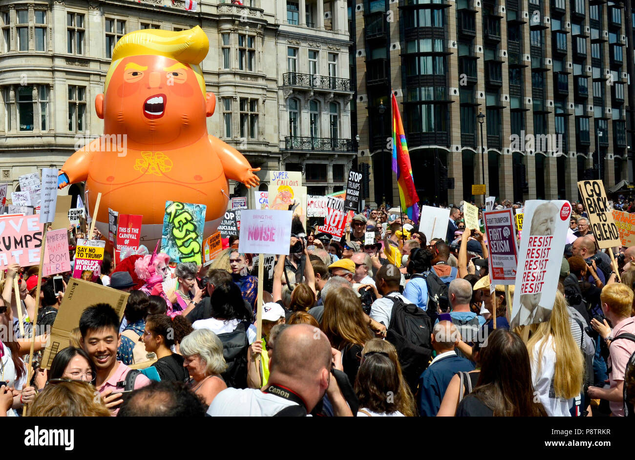 London, 13. Juli. Tausende von Portland Place, dem Parlament Platz gegen Präsident Donald Trump Besuch der UK Credit: PjrFoto/Alamy Leben Nachrichten zu protestieren Stockfoto