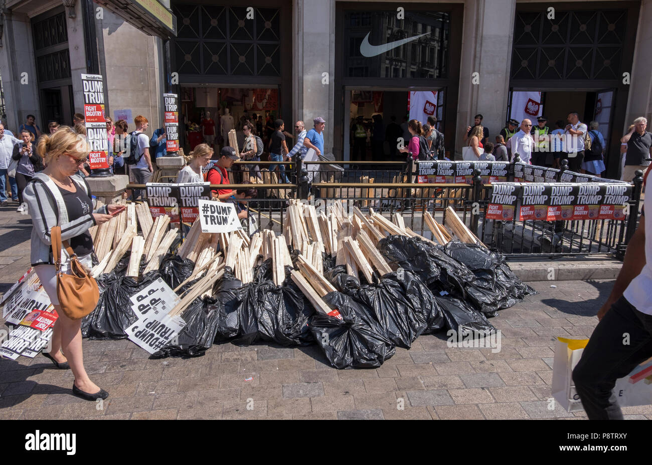 London, Großbritannien. 13. Juli, 2018. Anti-Trump Demonstrationen statt in London, als der US-Präsident besucht Großbritannien. Poster line die Geländer an der U-Bahn-Station Oxford Circus. Credit: Malcolm Park/Alamy Leben Nachrichten. Stockfoto