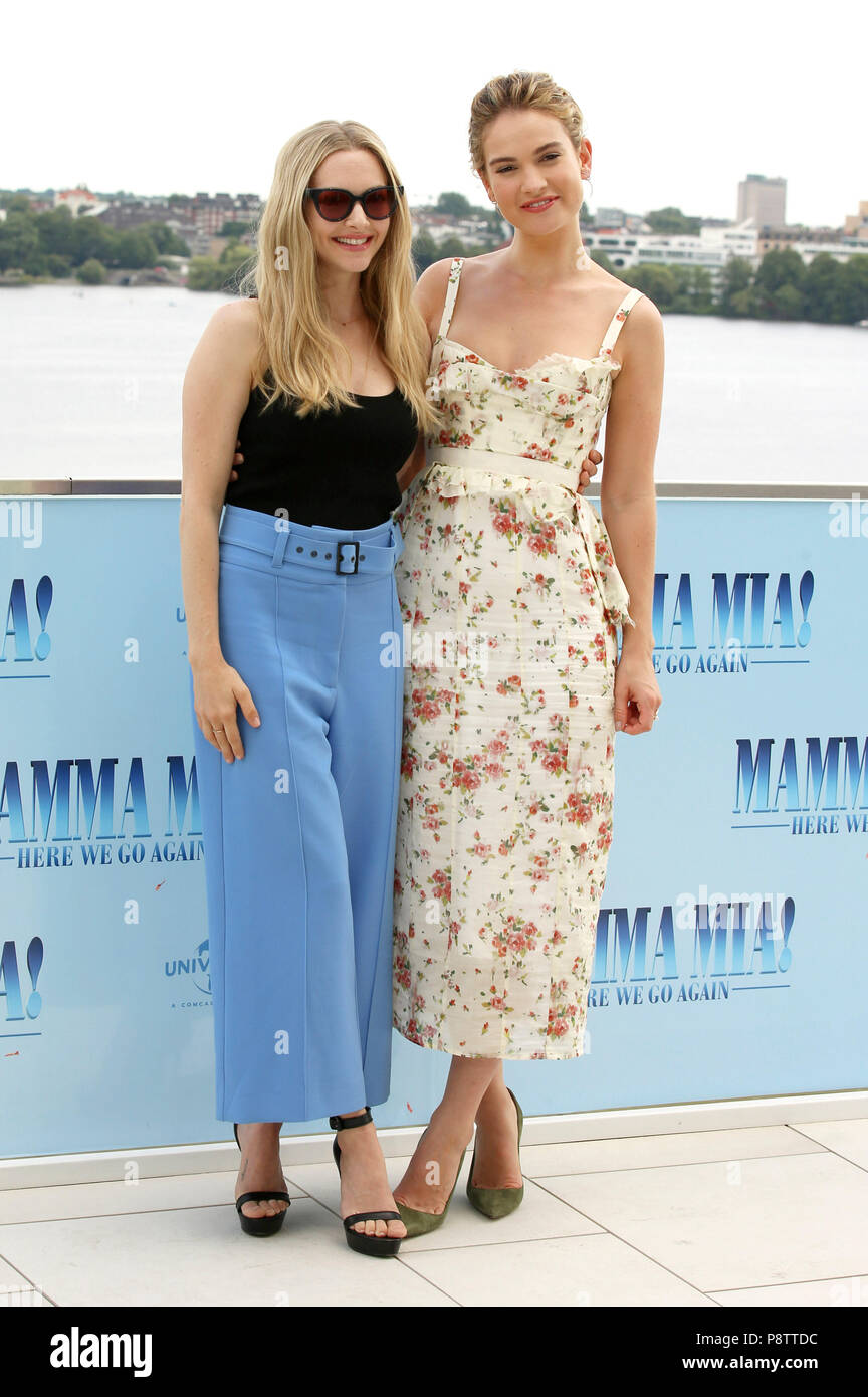 Amanda Seyfried Und Lily James Wahrend Der Mamma Mia Hier Gehen Wir Wieder Fotoshooting An Der Fontenay Hotel Am 12 Juli 2018 In Hamburg Deutschland Stockfotografie Alamy