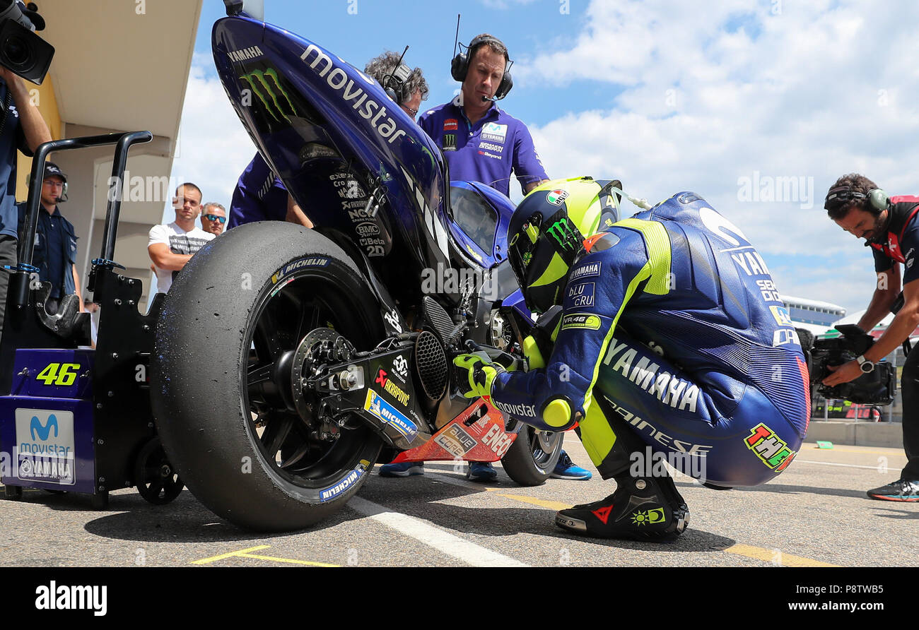 13. Juli 2018, Hohenstein-Ernstthal, Deutschland: Motorsport, Grand Prix von Deutschland, zweite Training Moto2, Sachsenring: Der Fahrer Valentino Rossi (Italien) aus dem Team Movistar Yamaha MotoGP vor seinem Bike. Foto: Jan Woitas/dpa-Zentralbild/dpa Stockfoto