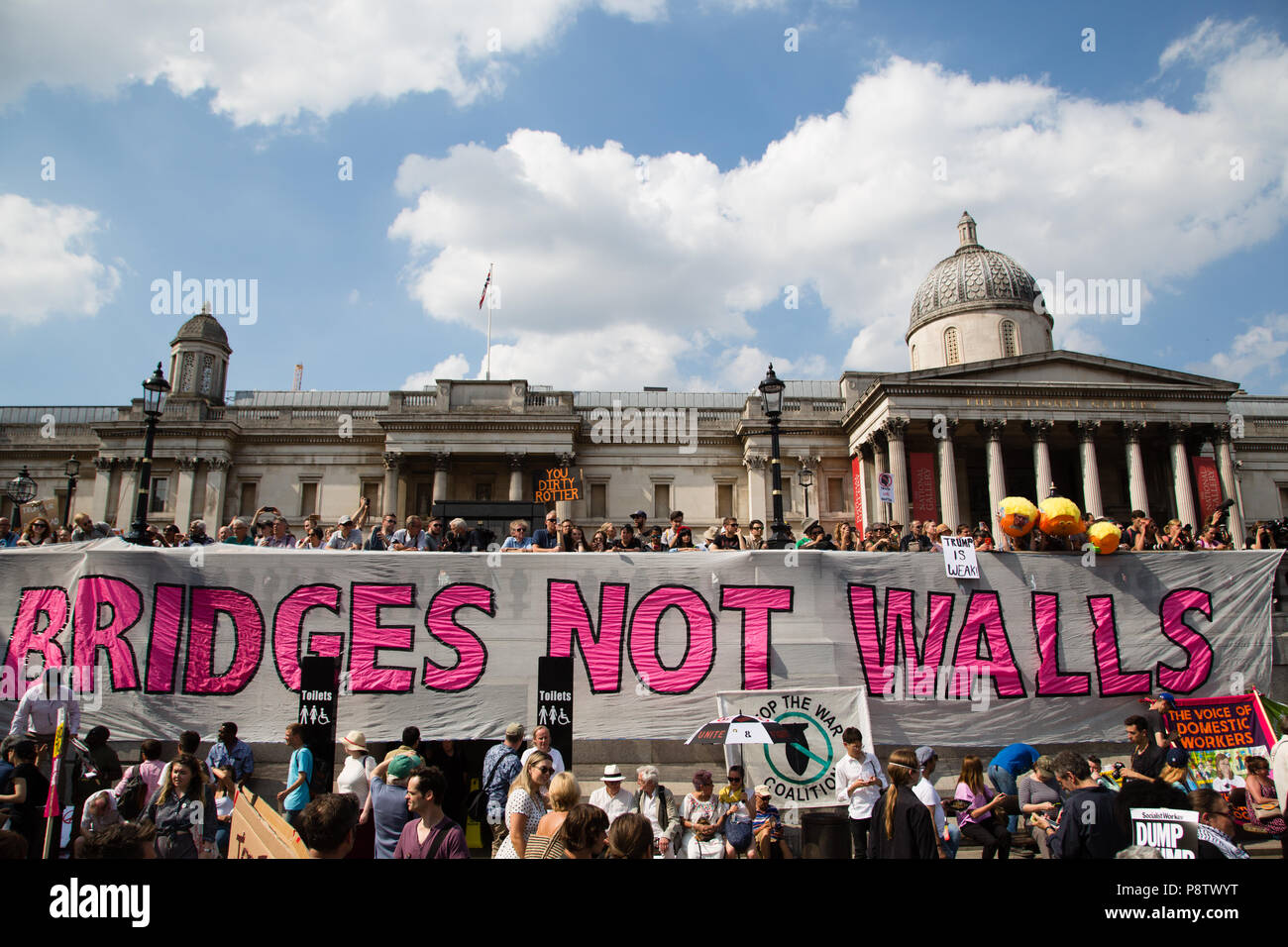 London UK, dem 13. Juli 2018 Demonstranten nehmen Sie teil an einer Demonstration gegen Präsident des Trump Besuch in Großbritannien auf dem Trafalgar Square Credit: Thabo Jaiyesimi/Alamy leben Nachrichten Stockfoto