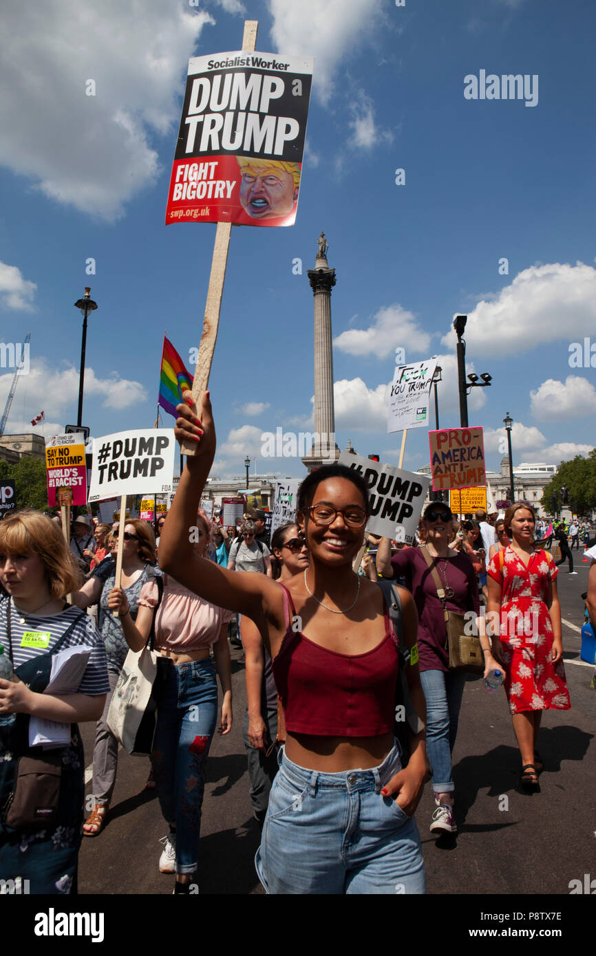 London, Großbritannien. 13. Juli 2018. Menschen auf Whitehall und im Parlament Platz gegen den Besuch von Präsident Donald Trump in Großbritannien demonstrieren. Credit: Anna Watson/Alamy leben Nachrichten Stockfoto