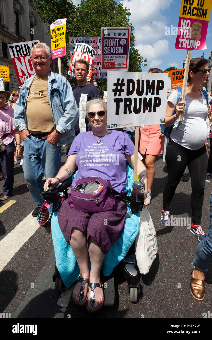 London, Großbritannien. 13. Juli 2018. Menschen auf Whitehall und im Parlament Platz gegen den Besuch von Präsident Donald Trump in Großbritannien demonstrieren. Credit: Anna Watson/Alamy leben Nachrichten Stockfoto