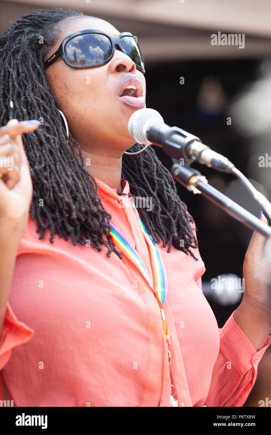 London, Großbritannien. 13. Juli 2018. Tausende von Demonstranten im März in London, der Besuch von Präsident Donald Trump nach Großbritannien zu protestieren. Dawn Butler MP adressiert die Massen in Parliament Square. Credit: Anna Watson/Alamy leben Nachrichten Stockfoto