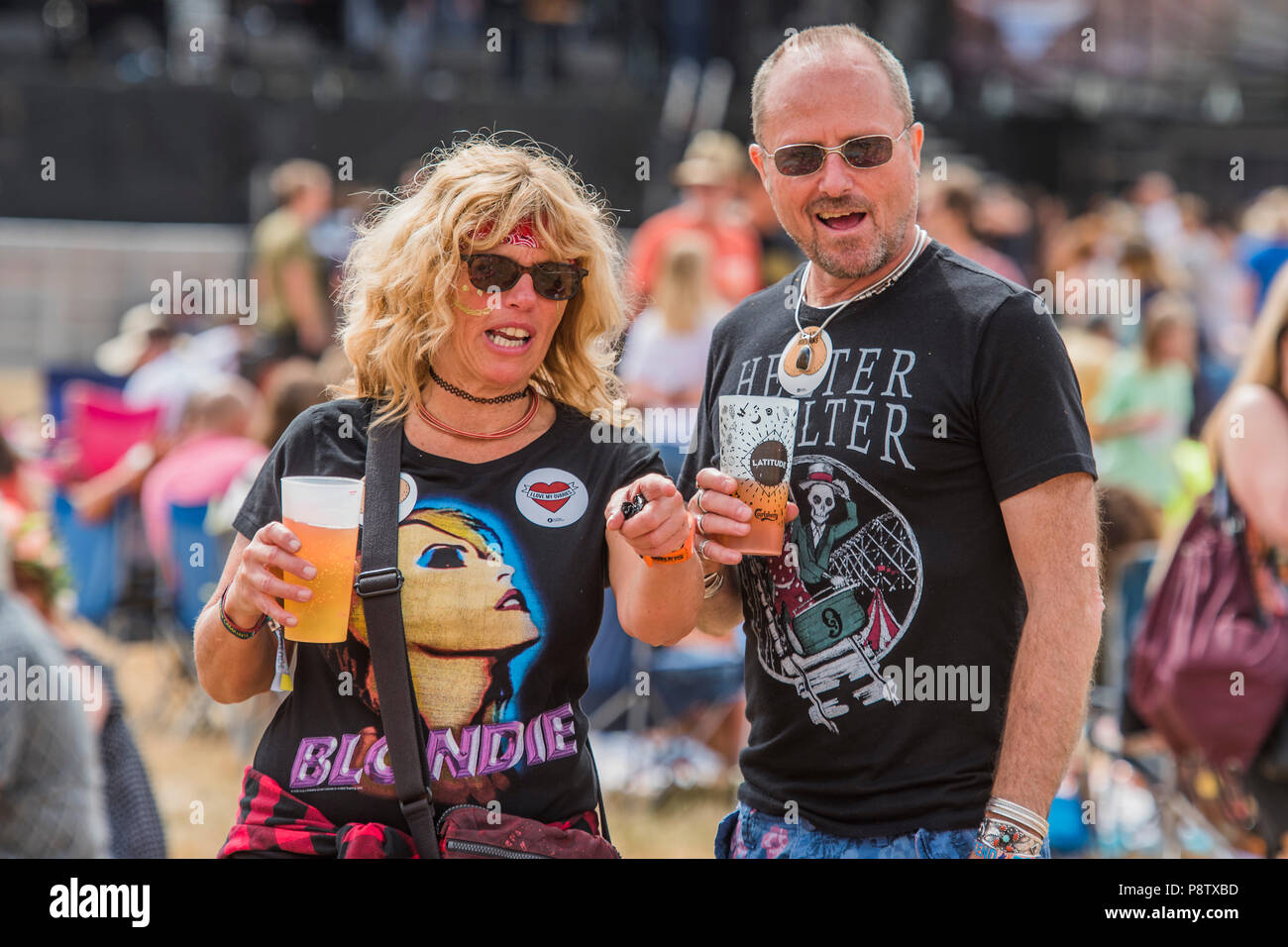 Henham Park, Suffolk, Großbritannien. 13. Juli 2018. Entspannen in der Sonne in der Obelisk Arena-0 Die 2018 Latitude Festival, henham Park. Suffolk, 13. Juli 2018 Credit: Guy Bell/Alamy leben Nachrichten Stockfoto