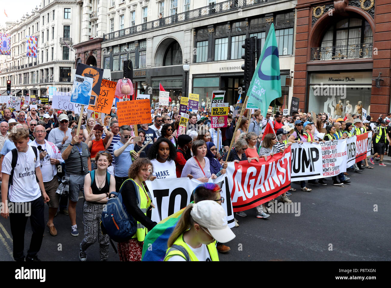 London, Großbritannien - 13 Juli 2018: Demonstranten März die Regent Street hinunter in London gegen uns Präsident Donald Trump, bei seinem Besuch in dem Land Credit: Dominic Dudley/Alamy Leben Nachrichten zu protestieren Stockfoto London, Großbritannien - 13 Juli 2018: Demonstranten März die Regent Street hinunter in London gegen uns Präsident Donald Trump, bei seinem Besuch in dem Land Credit: Dominic Dudley/Alamy Leben Nachrichten zu protestieren Stockfoto