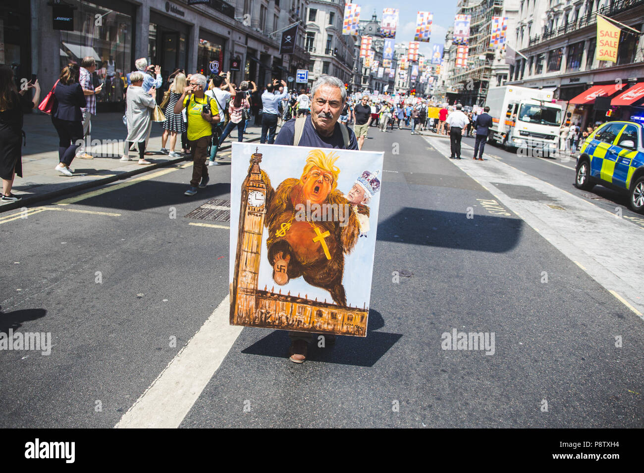 Juli 13, 2018 - Tausende von Menschen gehen auf die Regent Street in London den Besuch von Donald Trump in Großbritannien zu protestieren, als er trifft Theresa May, 2018 Credit: Myles Wright/ZUMA Draht/Alamy leben Nachrichten Stockfoto