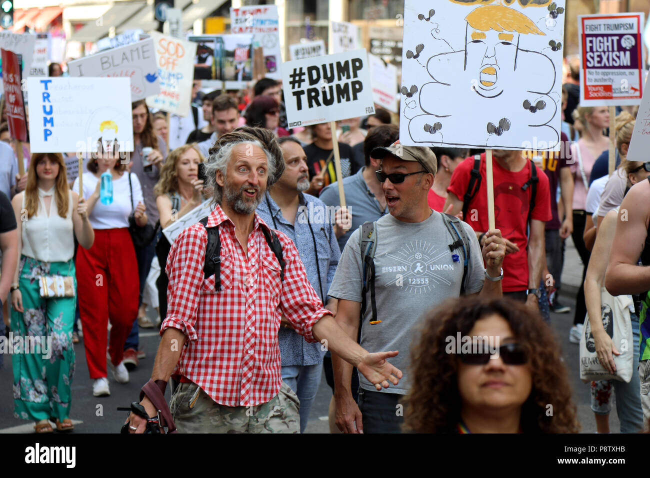 London, Großbritannien - 13 Juli 2018: Demonstranten März die Regent Street hinunter in London gegen uns Präsident Donald Trump, bei seinem Besuch in dem Land Credit: Dominic Dudley/Alamy Leben Nachrichten zu protestieren Stockfoto London, Großbritannien - 13 Juli 2018: Demonstranten März die Regent Street hinunter in London gegen uns Präsident Donald Trump, bei seinem Besuch in dem Land Credit: Dominic Dudley/Alamy Leben Nachrichten zu protestieren Stockfoto
