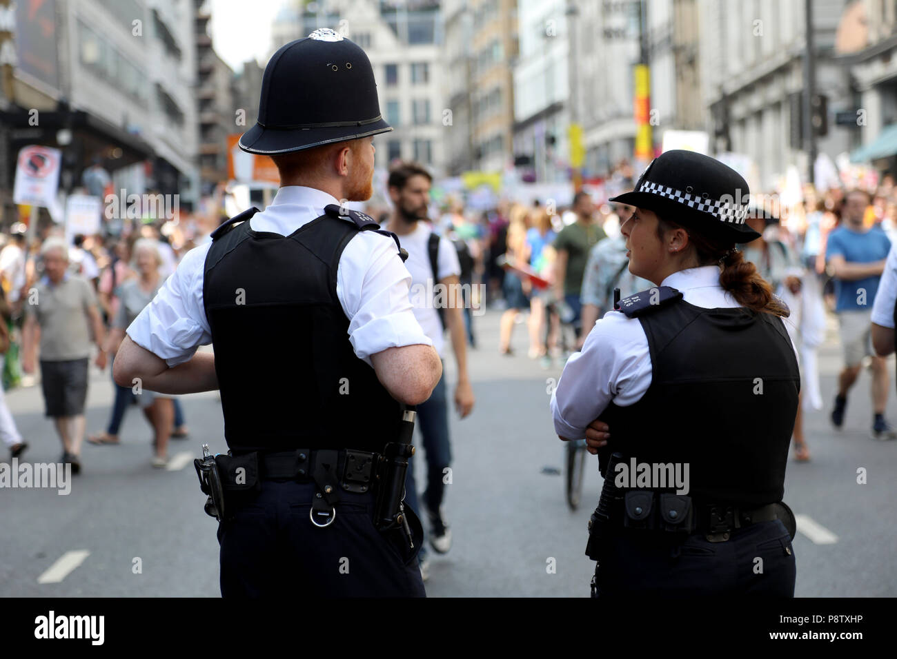 London, Großbritannien - 13 Juli 2018: Zwei Mitglieder der Metropolitan Police Force Chat vor der Ankunft von einer Demonstration gegen US-Präsident Donald Trump in Central London Kredit zu protestieren: Dominic Dudley/Alamy leben Nachrichten Stockfoto