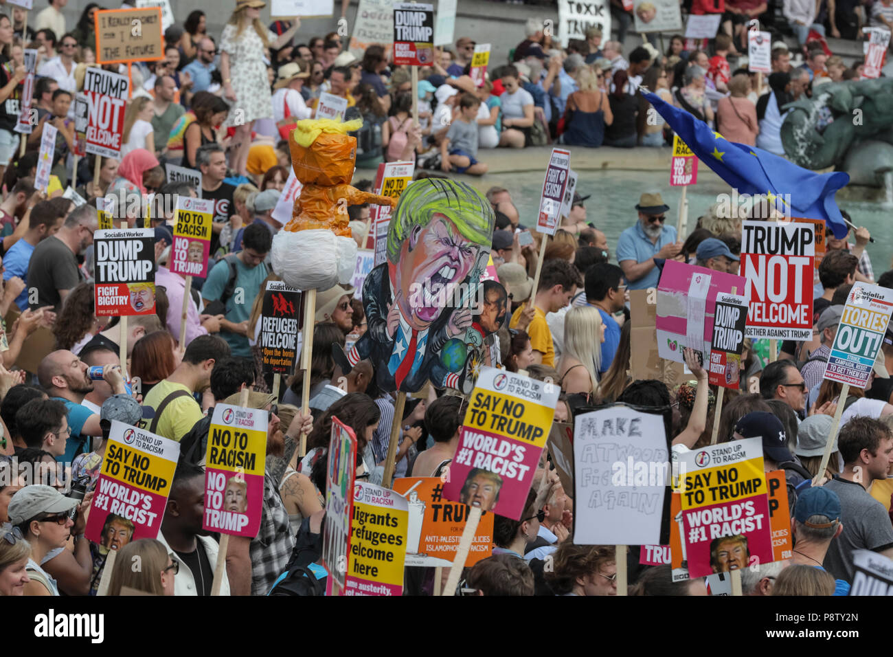 Trafalgar Square, London, 13. Juli 2018. Trafalgar Square in London, füllt sich mit Tausenden von Demonstranten als geschätzte 100 k oder mehr Leute auf die Straße gehen, gegen US-Präsident Donald Trump Besuch in Großbritannien zu demonstrieren. Credit: Imageplotter Nachrichten und Sport/Alamy leben Nachrichten Stockfoto