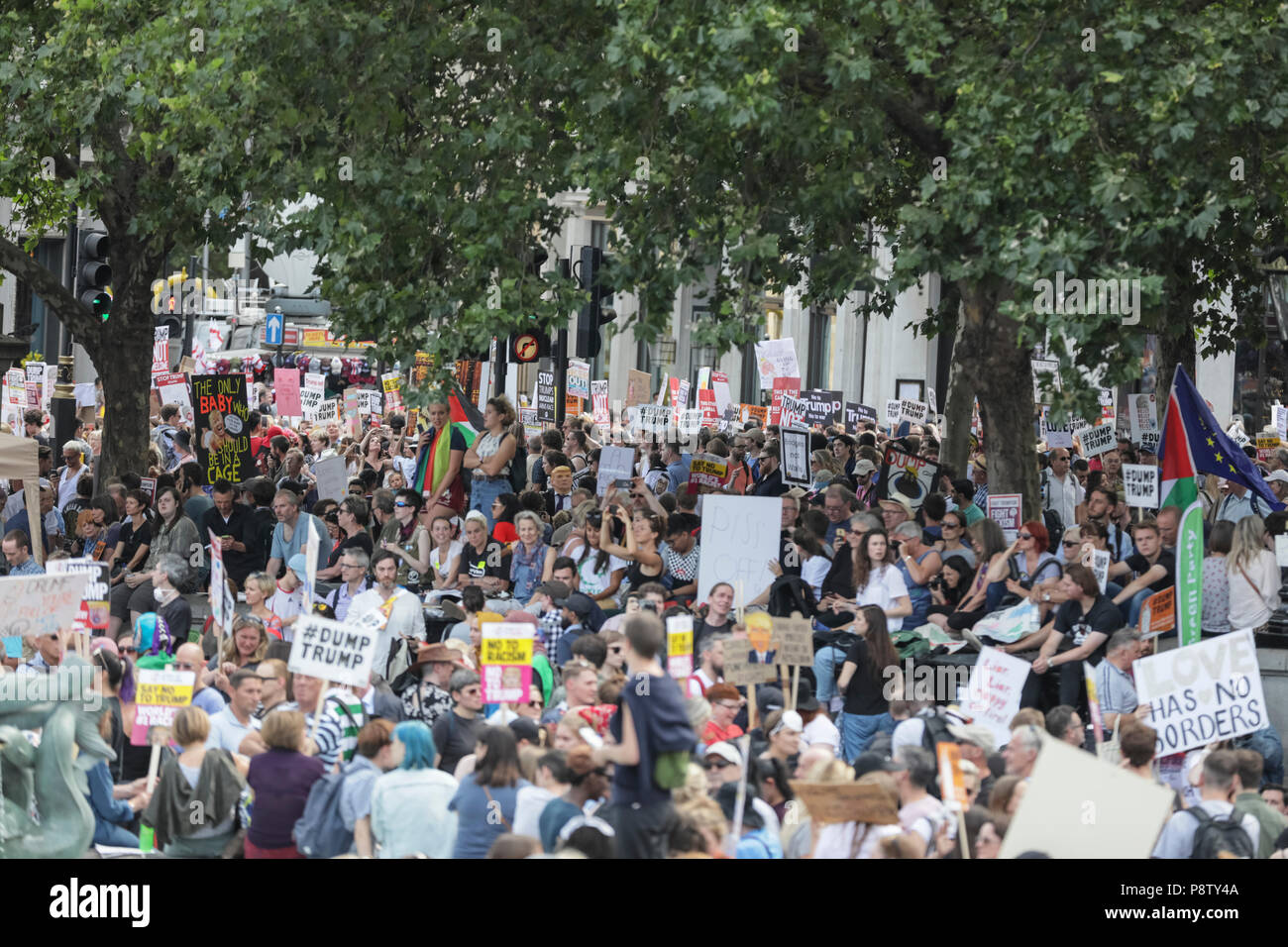 Trafalgar Square, London, 13. Juli 2018. Trafalgar Square in London, füllt sich mit Tausenden von Demonstranten als geschätzte 100 k oder mehr Leute auf die Straße gehen, gegen US-Präsident Donald Trump Besuch in Großbritannien zu demonstrieren. Credit: Imageplotter Nachrichten und Sport/Alamy leben Nachrichten Stockfoto