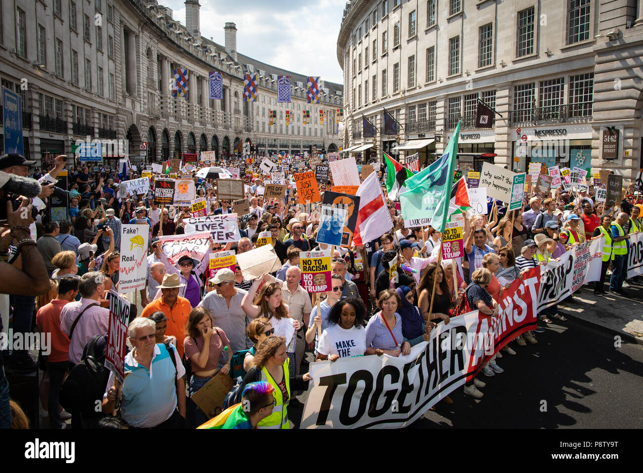 London, Großbritannien, 13. Juli 2018. Zehntausende Demonstranten gehen auf die Straße gegen Donald Trumps U.K besuchen zu protestieren. Andy Barton/Alamy leben Nachrichten Stockfoto