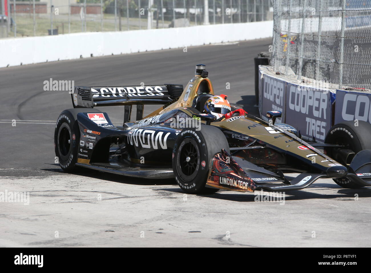 Toronto, Kanada. 13. Juli 2018. Die grüne Flagge ist in der Praxis ist bei Honda Indy Festlichkeiten in Toronto Ontario Kanada unterwegs. Treiber warm up auf den Straßen von Toronto fertig für Morgen laufen das Qualifying und das Rennen am Sonntag, den 14. Juli. James Hinchcliffe geht um die Ecke 11. Lukas Durda/Alamy leben Nachrichten Stockfoto Toronto, Kanada. 13. Juli 2018. Die grüne Flagge ist in der Praxis ist bei Honda Indy Festlichkeiten in Toronto Ontario Kanada unterwegs. Treiber warm up auf den Straßen von Toronto fertig für Morgen laufen das Qualifying und das Rennen am Sonntag, den 14. Juli. James Hinchcliffe geht um die Ecke 11. Lukas Durda/Alamy leben Nachrichten Stockfoto