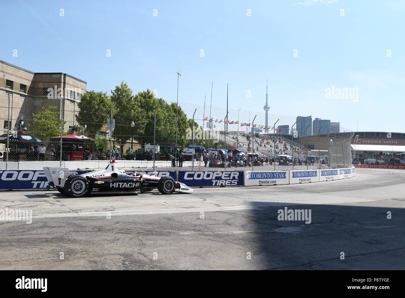 Toronto, Kanada. 13. Juli 2018. Die grüne Flagge ist in der Praxis ist bei Honda Indy Festlichkeiten in Toronto Ontario Kanada unterwegs. Treiber warm up auf den Straßen von Toronto fertig für Morgen laufen das Qualifying und das Rennen am Sonntag, den 14. Juli. (1) Newgarden Josf geht um 11 mit dem Toronto Skyline im Hintergrund. Lukas Durda/Alamy leben Nachrichten Stockfoto