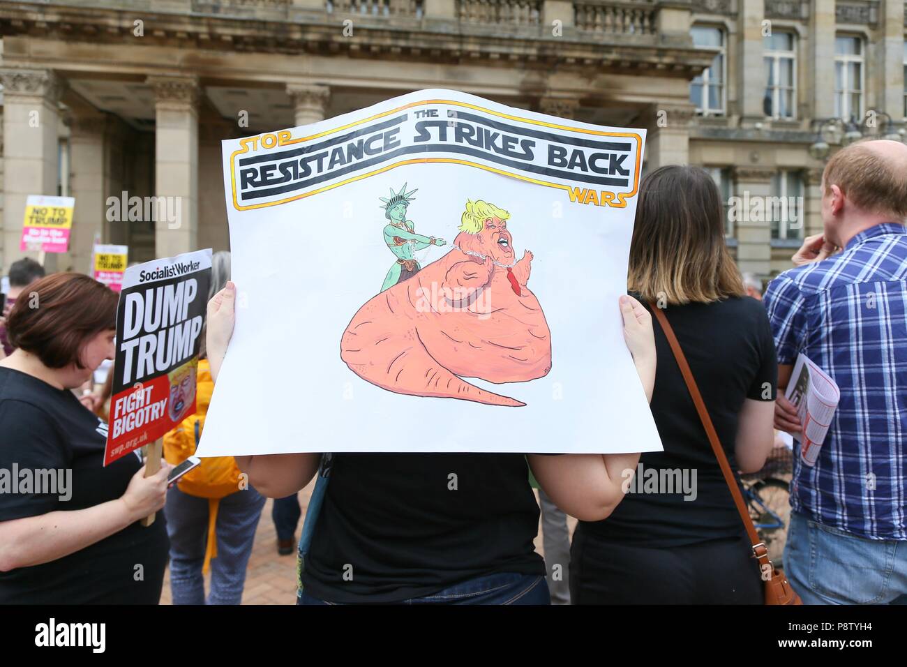 Birmingham, Großbritannien. 13. Juli 2018. Anti Trump Demonstranten in Victoria Square, Birmingham. Peter Lopeman/Alamy leben Nachrichten Stockfoto
