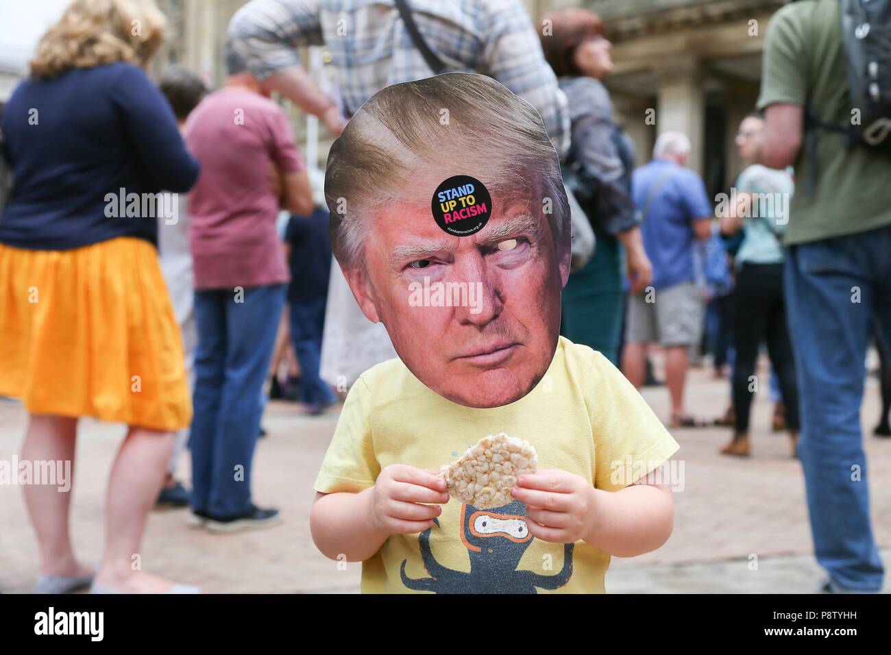 Birmingham, Großbritannien. 13. Juli 2018. Anti Trump Demonstration, Kind trägt einen Trumpf Maske, Victoria Square, Birmingham. Peter Lopeman/Alamy leben Nachrichten Stockfoto
