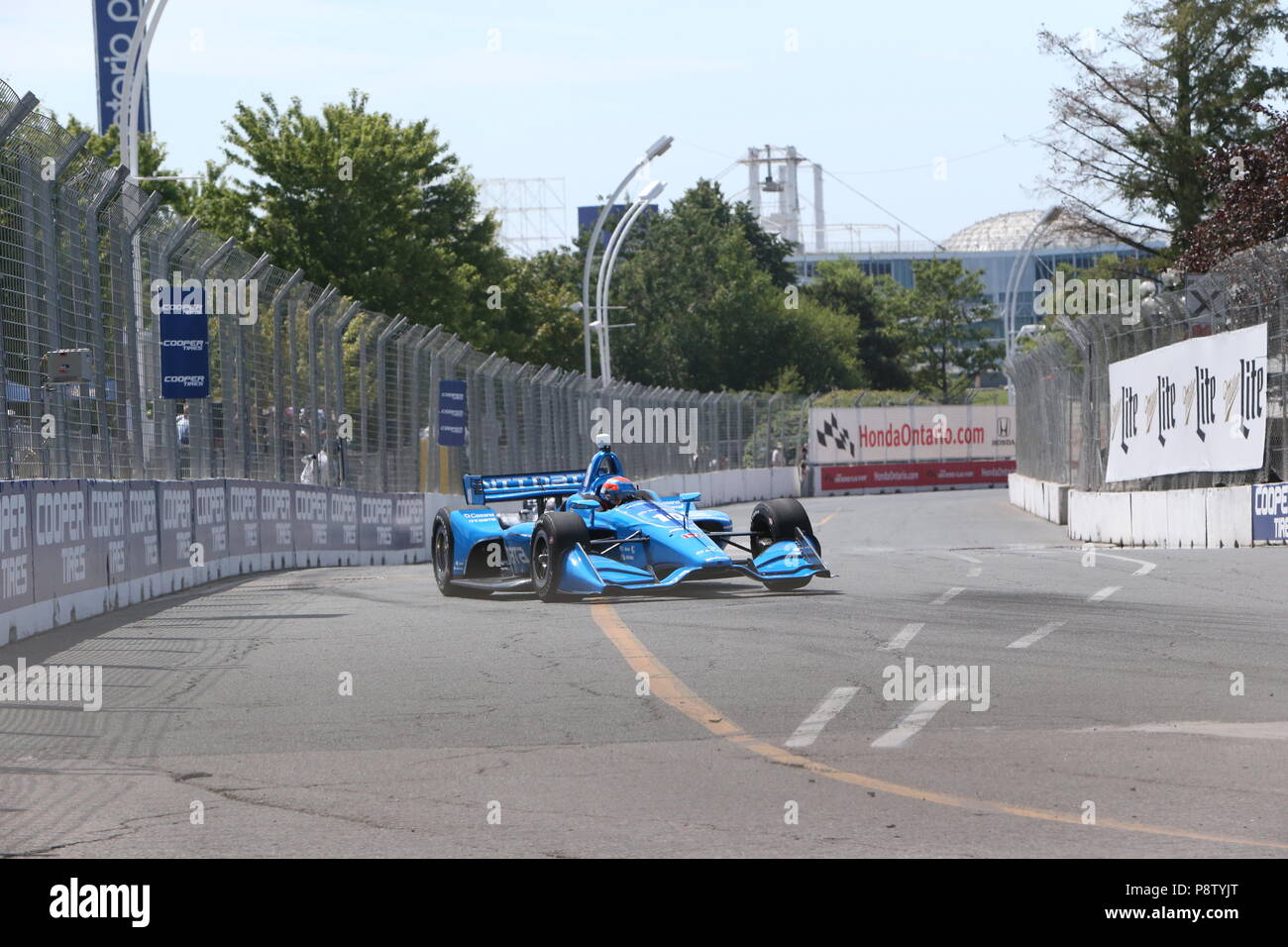 Toronto, Kanada. 13. Juli 2018. Die grüne Flagge ist in der Praxis ist bei Honda Indy Festlichkeiten in Toronto Ontario Kanada unterwegs. Treiber warm up auf den Straßen von Toronto fertig für Morgen laufen das Qualifying und das Rennen am Sonntag, den 14. Juli. Ed Jones (10) Geht in Turn 5 während der Praxis. Lukas Durda/Alamy leben Nachrichten Stockfoto Toronto, Kanada. 13. Juli 2018. Die grüne Flagge ist in der Praxis ist bei Honda Indy Festlichkeiten in Toronto Ontario Kanada unterwegs. Treiber warm up auf den Straßen von Toronto fertig für Morgen laufen das Qualifying und das Rennen am Sonntag, den 14. Juli. Ed Jones (10) Geht in Turn 5 während der Praxis. Lukas Durda/Alamy leben Nachrichten Stockfoto