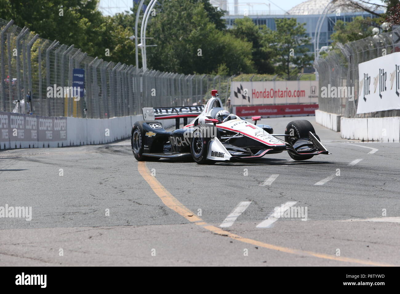 Toronto, Kanada. 13. Juli 2018. Die grüne Flagge ist in der Praxis ist bei Honda Indy Festlichkeiten in Toronto Ontario Kanada unterwegs. Treiber warm up auf den Straßen von Toronto fertig für Morgen laufen das Qualifying und das Rennen am Sonntag, den 14. Juli. Newgarden Josf geht in Turn 5 während der Praxis mit einem Rad. Lukas Durda/Alamy leben Nachrichten Stockfoto Toronto, Kanada. 13. Juli 2018. Die grüne Flagge ist in der Praxis ist bei Honda Indy Festlichkeiten in Toronto Ontario Kanada unterwegs. Treiber warm up auf den Straßen von Toronto fertig für Morgen laufen das Qualifying und das Rennen am Sonntag, den 14. Juli. Newgarden Josf geht in Turn 5 während der Praxis mit einem Rad. Lukas Durda/Alamy leben Nachrichten Stockfoto