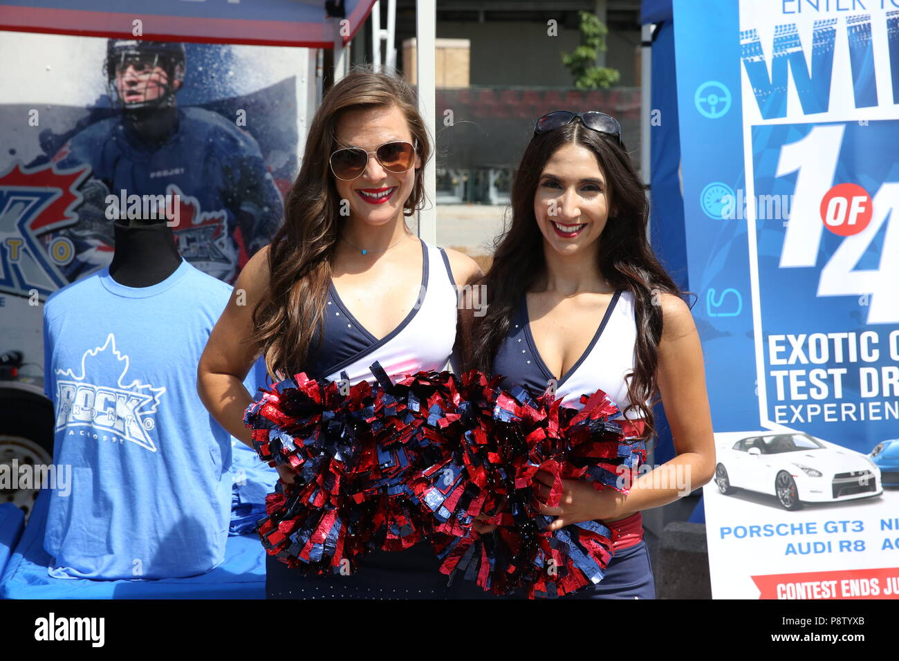 Toronto, Kanada. 13. Juli 2018. Die grüne Flagge ist in der Praxis ist bei Honda Indy Festlichkeiten in Toronto Ontario Kanada unterwegs. Treiber warm up auf den Straßen von Toronto fertig für Morgen laufen das Qualifying und das Rennen am Sonntag, den 14. Juli. Toronto Rock Cheerleadern sind an die 2018 Honda Indy. Lukas Durda/Alamy leben Nachrichten Stockfoto Toronto, Kanada. 13. Juli 2018. Die grüne Flagge ist in der Praxis ist bei Honda Indy Festlichkeiten in Toronto Ontario Kanada unterwegs. Treiber warm up auf den Straßen von Toronto fertig für Morgen laufen das Qualifying und das Rennen am Sonntag, den 14. Juli. Toronto Rock Cheerleadern sind an die 2018 Honda Indy. Lukas Durda/Alamy leben Nachrichten Stockfoto