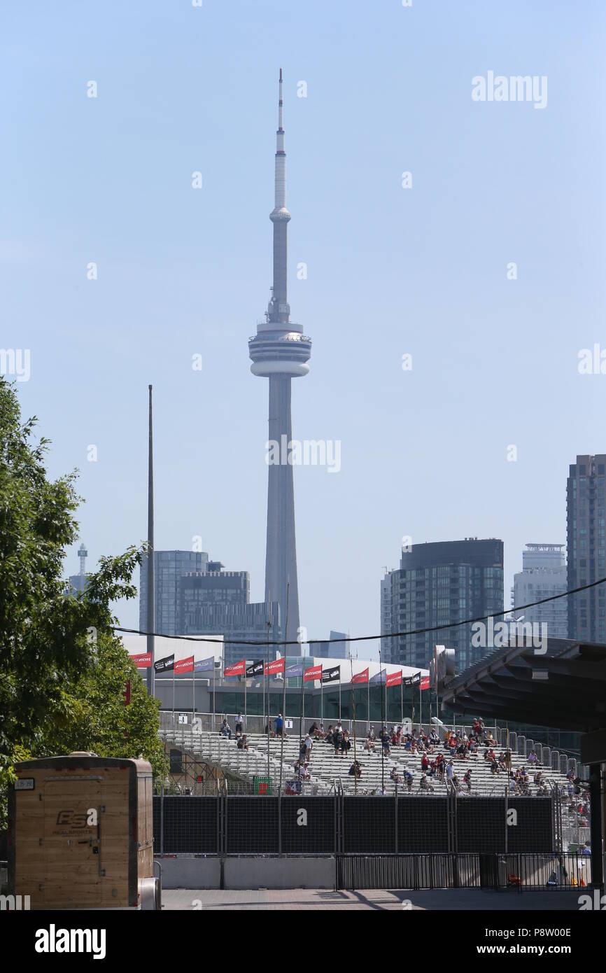 Toronto, Kanada. 13. Juli 2018. Die grüne Flagge ist in der Praxis ist bei Honda Indy Festlichkeiten in Toronto Ontario Kanada unterwegs. Treiber warm up auf den Straßen von Toronto fertig für Morgen laufen das Qualifying und das Rennen am Sonntag, den 14. Juli. Fans auf der Honda Indy in Toronto an heißen 30 Grad Tag. Lukas Durda/Alamy leben Nachrichten Stockfoto Toronto, Kanada. 13. Juli 2018. Die grüne Flagge ist in der Praxis ist bei Honda Indy Festlichkeiten in Toronto Ontario Kanada unterwegs. Treiber warm up auf den Straßen von Toronto fertig für Morgen laufen das Qualifying und das Rennen am Sonntag, den 14. Juli. Fans auf der Honda Indy in Toronto an heißen 30 Grad Tag. Lukas Durda/Alamy leben Nachrichten Stockfoto
