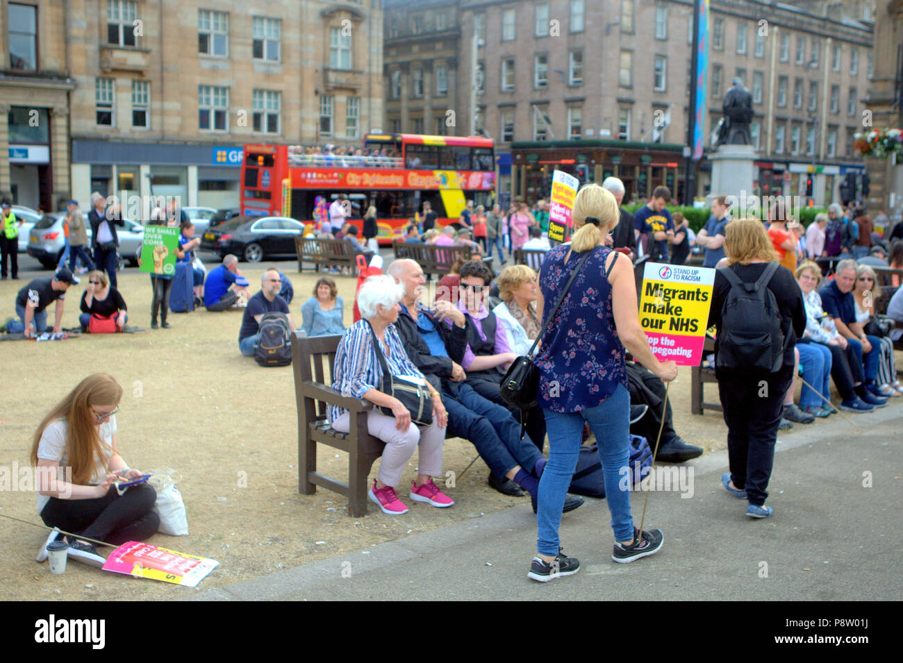 Glasgow, Schottland, Großbritannien, 13. Juli. Donald Trump weltweit Protest unterstützt auf dem George Square, dem Civic und administrative Zentrum des city.Organized durch Schottland gegen Trumpf es zu erwarten war 5000 Unterstützer gewinnen. Gerard Fähre / alamy Nachrichten Stockfoto