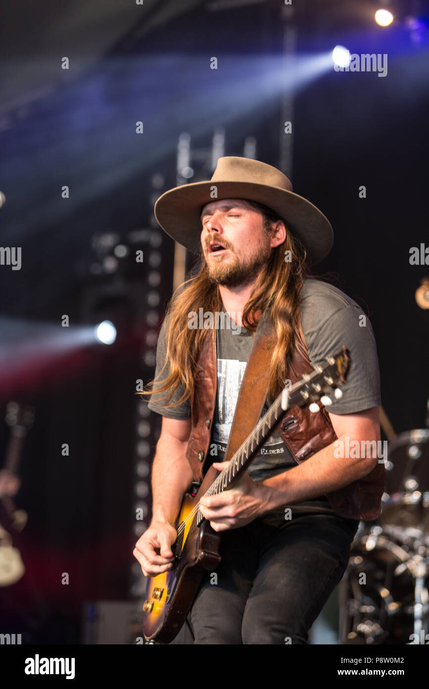 Große Tew, Oxfordshire, UK. 13. Juli 2018. Lukas Nelson und das Versprechen des Echten führt live im 2018 Cornbury Festival, tolle Tew, Oxfordshire Credit: John lambeth/Alamy leben Nachrichten Stockfoto