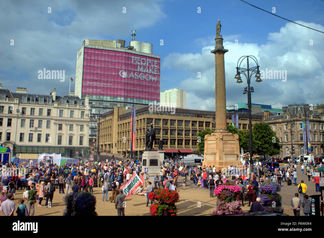 Glasgow, Schottland, Großbritannien, 13. Juli. Donald Trump weltweit Protest unterstützt auf dem George Square, dem Civic und administrative Zentrum des city.Organized durch Schottland gegen Trumpf es zu erwarten war 5000 Unterstützer gewinnen. Gerard Fähre / alamy Nachrichten Stockfoto
