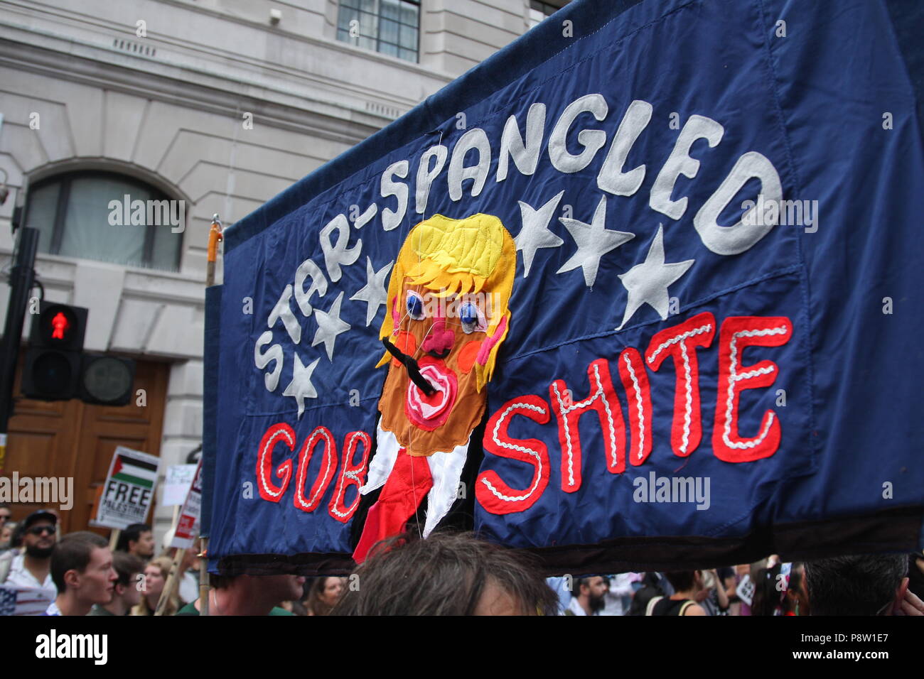 London, UK, 13. Juli 2018. Die demonstranten Demonstration gegen US-Präsident Donald Trump, womit sich die Straßen von London zu einem noch stehen. Roland Ravenhill Alamy Leben Nachrichten. Stockfoto