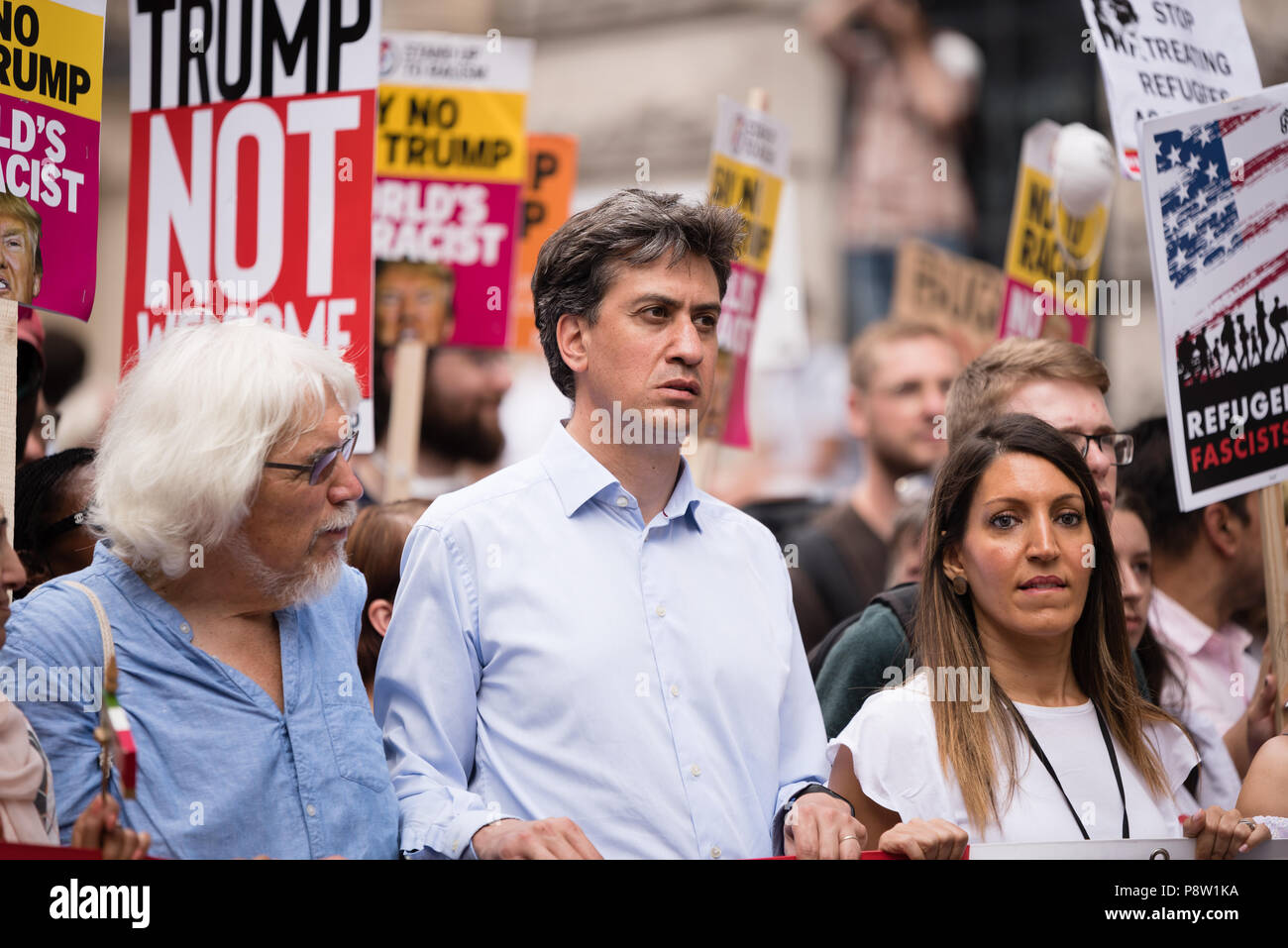 Ed Miliband und Celina CEL Allin-Khan marschieren mit Anderen. Zehntausende von Menschen marschierten und protestierten gegen die Trumpf Besuch in Großbritannien. Der März begann in der Regent Street und endete auf dem Trafalgar Square. Stockfoto