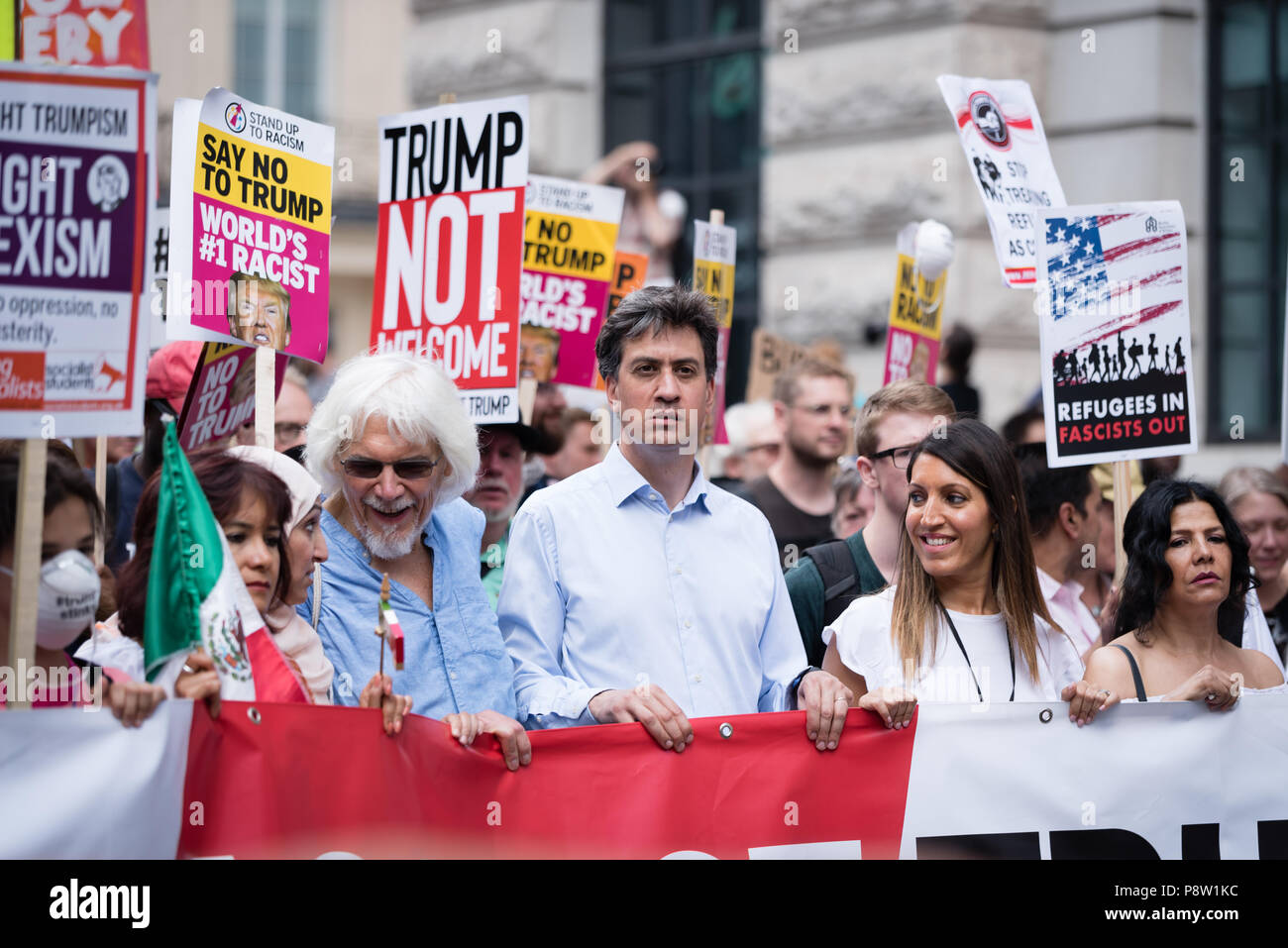 Ed Miliband und Celina CEL Allin-Khan marschieren mit Anderen. Zehntausende von Menschen marschierten und protestierten gegen die Trumpf Besuch in Großbritannien. Der März begann in der Regent Street und endete auf dem Trafalgar Square. Stockfoto