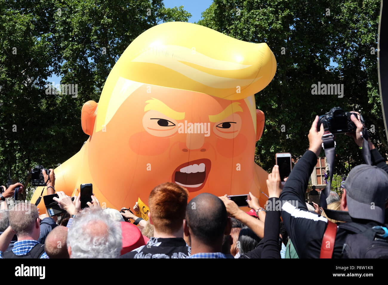 London, Großbritannien. 13. Juli 2018. London, Großbritannien. 13. Juli 2018. Donald Trump Ballon in Parliament Square Credit: Edward Crawford/Alamy leben Nachrichten Stockfoto