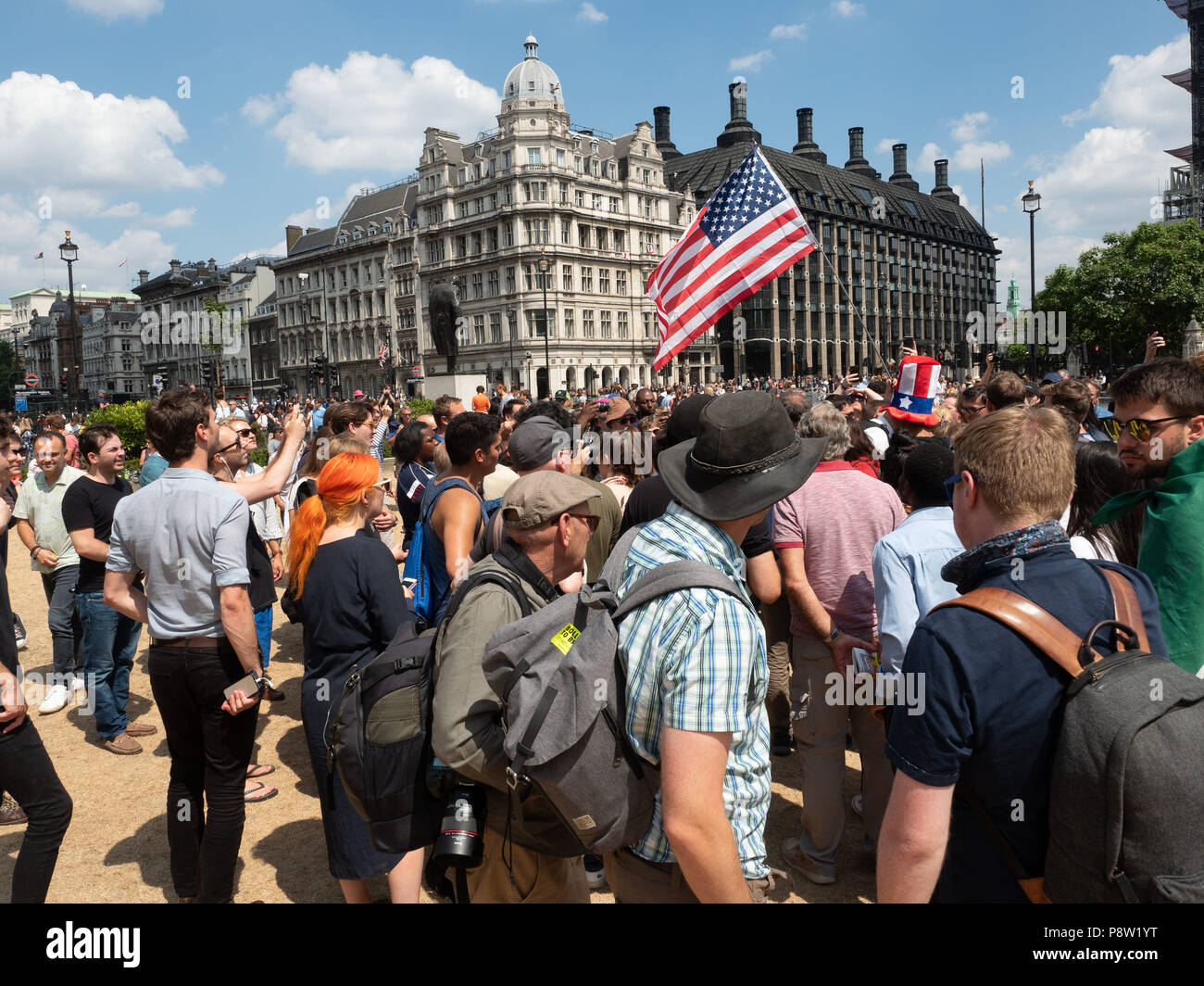 London, Großbritannien. 13. Juli 2018. Tausende Demonstranten sind friedlich marschieren durch das Zentrum von London mit ihren Anti-Trumpf-Plakate, Banner und Fahnen im Protest der Donald Trump besuchen. Credit: Ghene Snowdon/Alamy leben Nachrichten Stockfoto