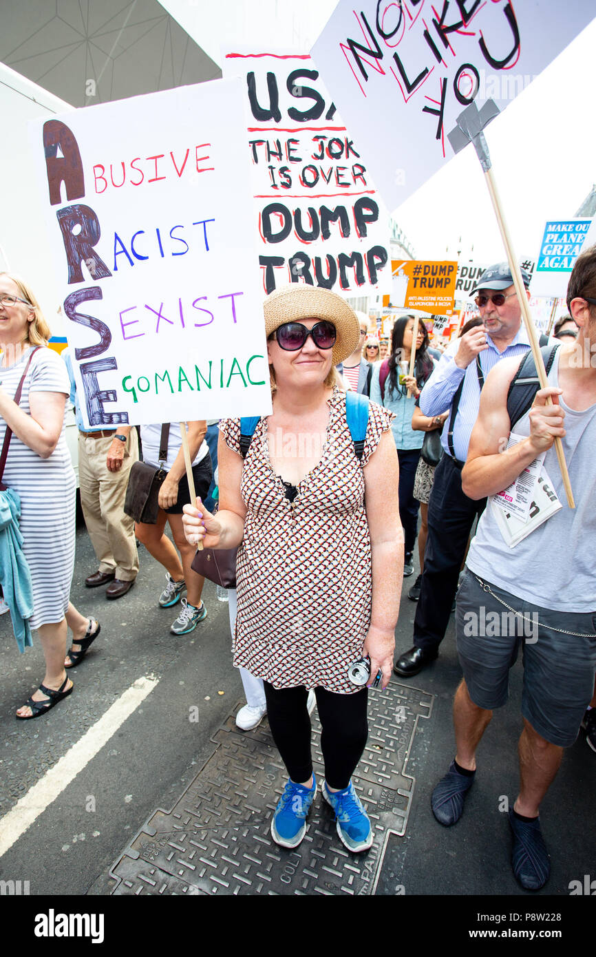 London/Großbritannien - 13. Juli 2018: Proteste gegen Donald Trump weiterhin mit einem Marsch in Central London in Trafalgar Square für eine Rallye. Einige Zeichen hinzugefügt, ein englischer Flare. Quelle: Martin Leitch/Alamy leben Nachrichten Stockfoto