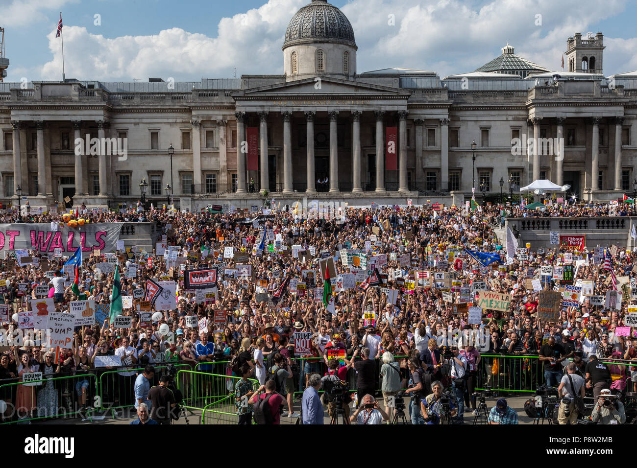 London, 13. Juli 2018: die Leute auf dem Trafalgar Square gegen den amerikanischen Präsidenten zu protestieren, Donald Trump Besuch in Großbritannien. Die Demonstration versammelten sich etwa 250 Tausend Menschen, die größte Zahl seit mehr als einem Jahrzehnt. Der März war eine Gelegenheit viele soziale Bedenken zu äußern. Quelle: Michal Busko/Alamy leben Nachrichten Stockfoto