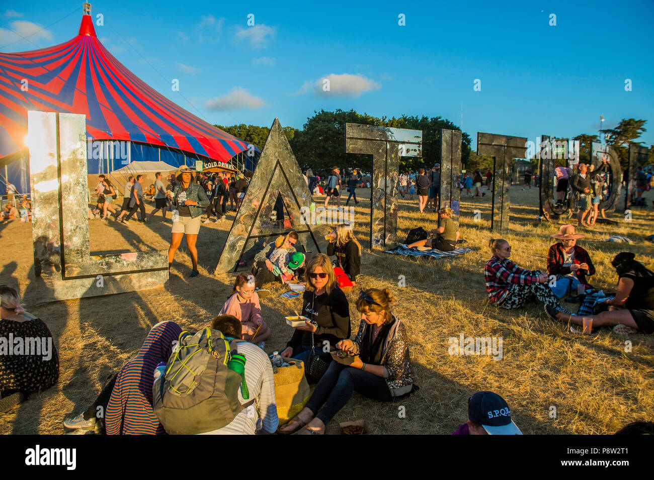 Henham Park, Suffolk, Großbritannien. 13. Juli 2018. Die Sonne beginnt mit dem ersten Tag zu - Die 2018 Latitude Festival, henham Park. Suffolk, 13. Juli 2018 Credit: Guy Bell/Alamy leben Nachrichten Stockfoto