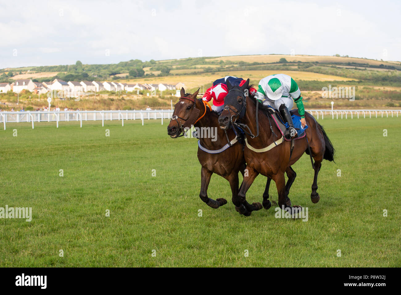 Lotus Teich (Jockey Sean Bowen) (in der Nähe von Side) auf dem Weg zum Sieg vor der Marquis von carabas (Jockey Sean Houlihan) an Ffos Las Pferderennbahn Stockfoto