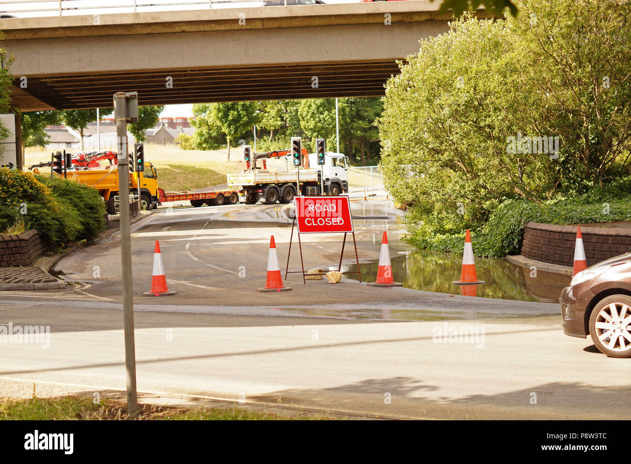 Glasgow, UK, 13. Juli 2018. Burst Wasser Main Glasgow, Bahnstation Cowcaddens, Straßensperre, den ganzen Tag, Digger Credit: Fiona McKinnon/Alamy leben Nachrichten Stockfoto