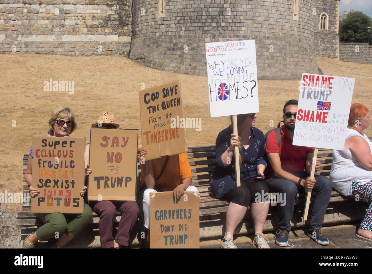 Juli 2018: Anti-Trump-Demonstranten versammelten sich heute vor einem Besuch des US-präsidenten außerhalb von Windsor Castle. Windsor, UK Bridget Catterall Windsor, UK Alamy Live News UK Stockfoto