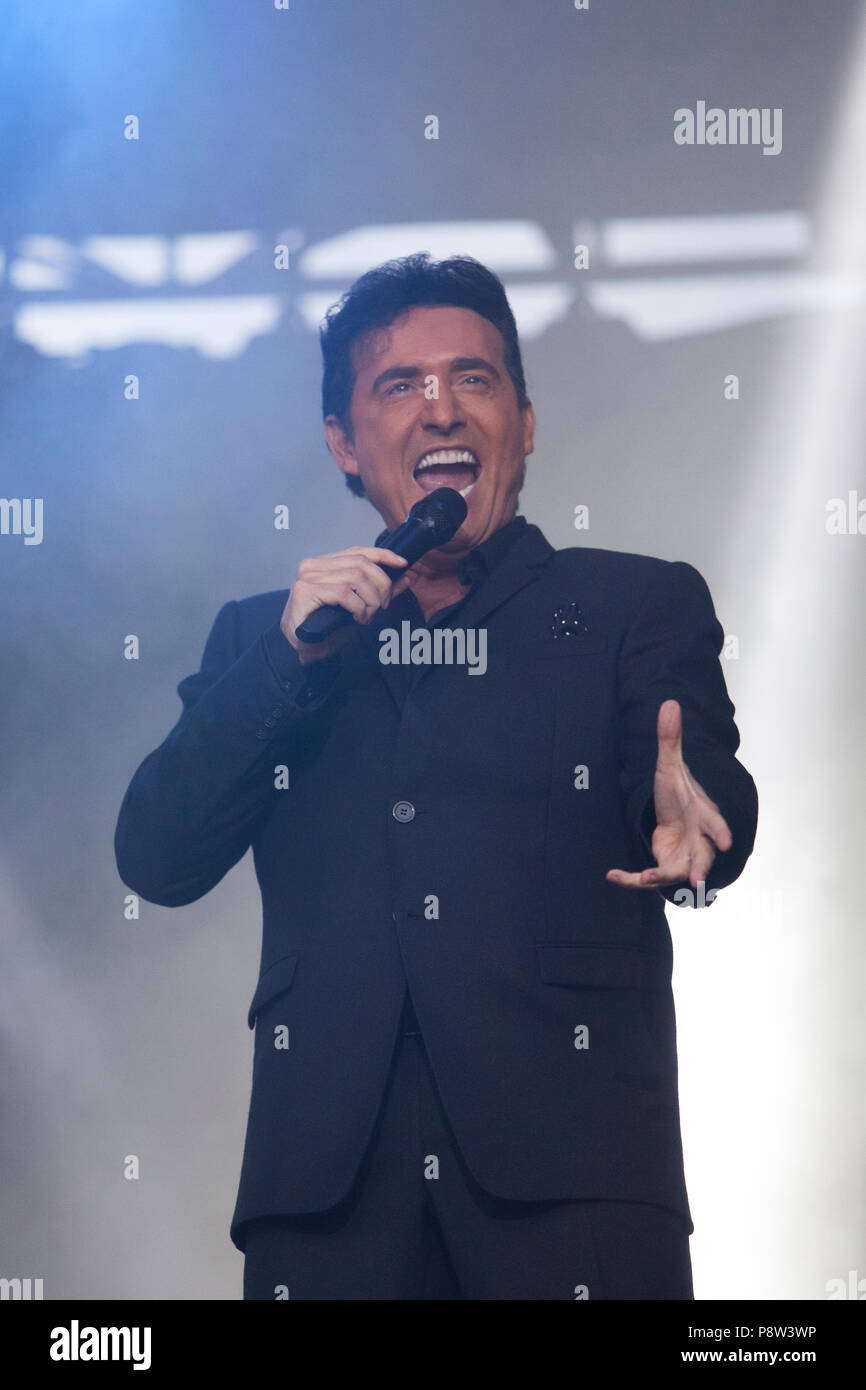 Edinburgh, Schottland. UK. 13. Juli. Il Divo führt als Teil der UK-Tour 2018 im Edinburgh CastleÕs Esplanade am 13. Juli 2018. Im Bild: Carlos Marin. Foto: Pako Mera/Alamy Leben Nachrichten. Stockfoto