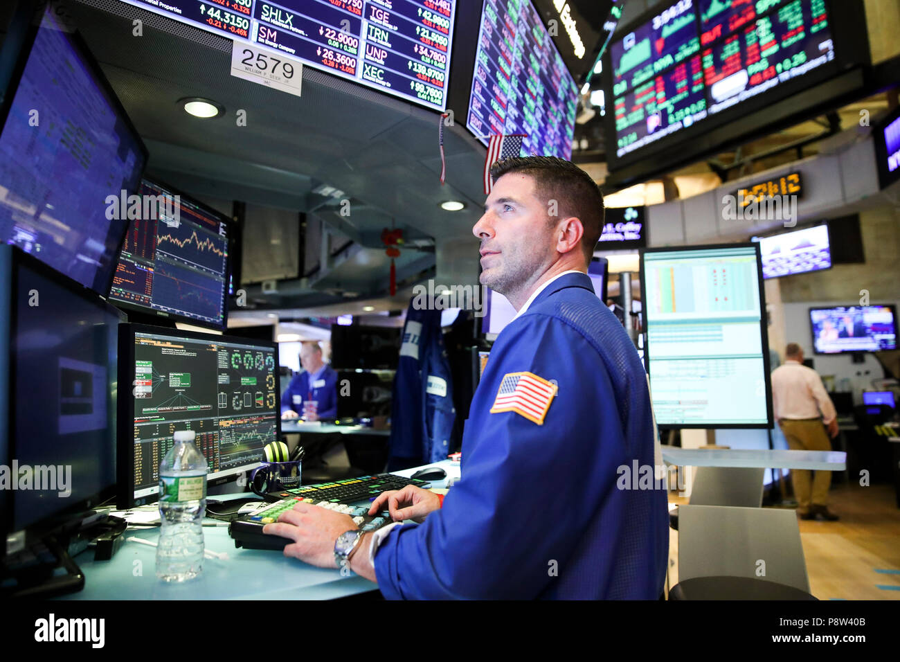 New York, USA. 13. Juli 2018. Ein Händler an der New York Stock Exchange in New York, USA, am 13. Juli 2018. Us-Aktien höher geschlossen am Freitag. Der Dow Jones Industrial Average Rose 94.52 Punkte oder 0,38 Prozent auf 25,019.41. Der S&P 500 um 3,02 Punkte oder 0,11 Prozent auf 2,801.31. Der Nasdaq Composite Index stieg um 2,06 Punkte oder 0,03 Prozent auf 7,825.98. Credit: Wang Ying/Xinhua/Alamy leben Nachrichten Stockfoto